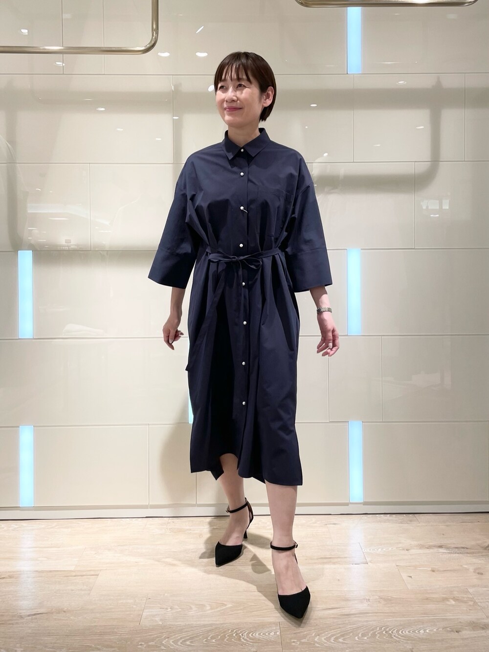 「ワンピース、シャツワンピース、ネイビーワンピース、春服、お出かけコーデ、高機能素材」｜「NOLLEY’Sの《手洗い可能》シャツワンピース（シャツワンピース、ブルー系）」を使った、minaさん（レディース・157cm）の春コーディネートの5枚目の写真