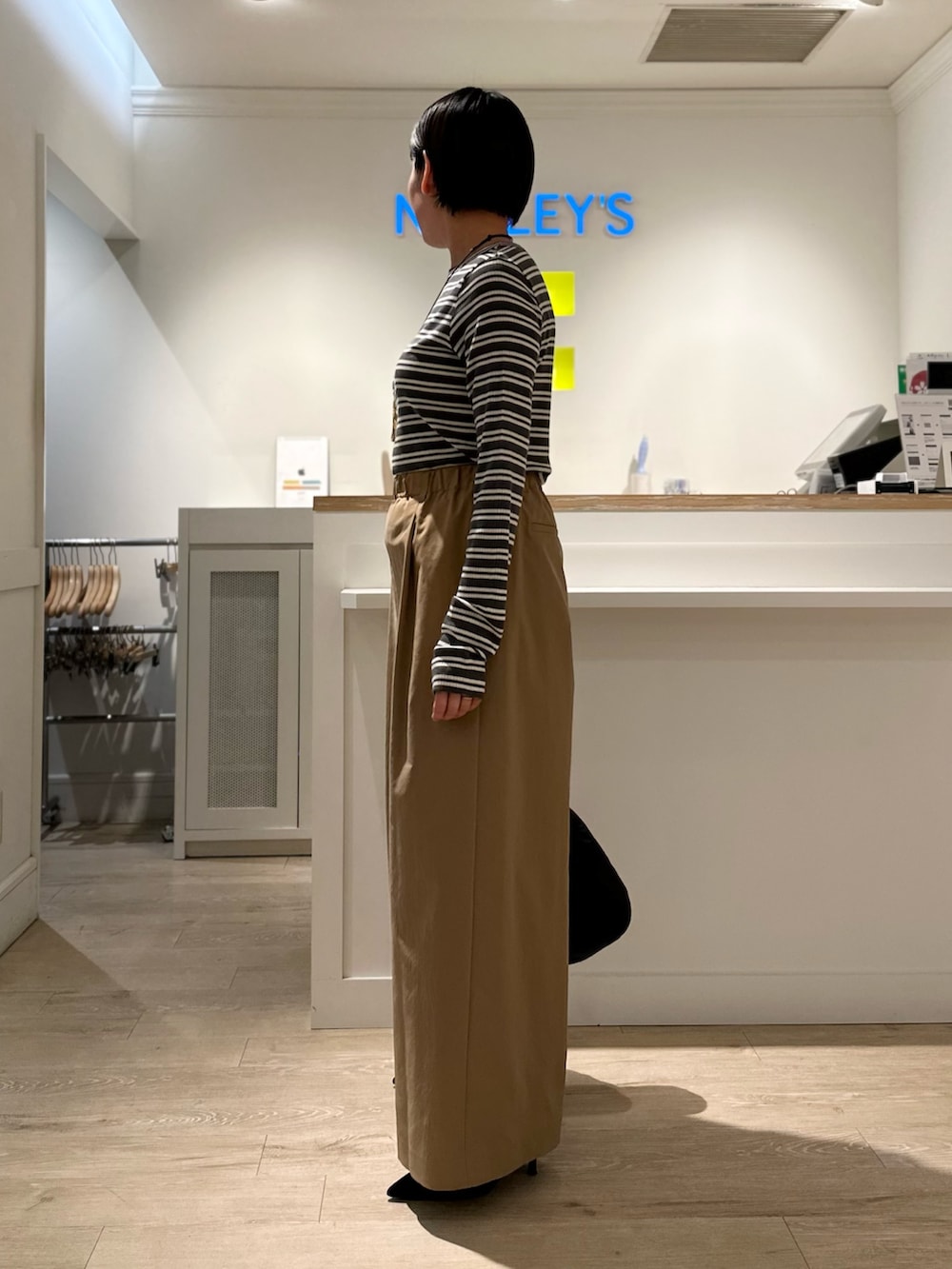 「トラディショナルウェザーウエア、Traditional Weatherwear、ノーカラーコート、コート、ボーダートップス、ワイドパンツ、パンツスタイル、パンツコーデ、秋コーデ、お出かけコーデ、オトナ女子、リラックススタイル」｜「TAIONの【TAION別注】合皮ハンドルダウン巾着バッグ（ショルダーバッグ、ブラック系）」を使った、minaさん（レディース・157cm）の秋コーディネートの9枚目の写真