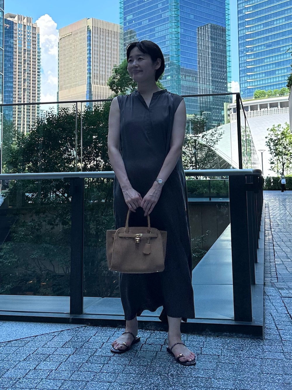 「ワンピース、ワンピーススタイル、ワンピースコーデ、夏コーデ、夏ファッション、大人コーデ、大人女子、大人かわいい、オトナ女子、オトナカワイイ、おとなコーデ、ノースリーブ、サテンワンピース」｜「NOLLEY’Sのウォッシャブルフィブリルサテンノースリシャツワンピース（ワンピース、ブラウン系）」を使った、minaさん（骨格ストレート・レディース・157cm）の夏コーディネートの8枚目の写真