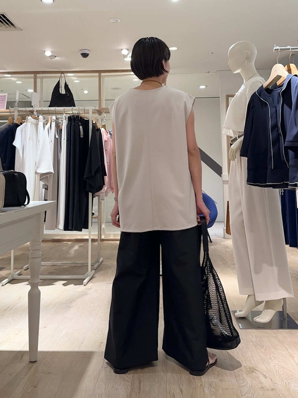 「ベスト、パンツ、パンツスタイル、パンツコーデ、楽チンコーデ、夏ファッション、オトナ女子、ラフコーデ、ラクチンコーデ、大人女子、リラックススタイル、大人コーデ」|「NOLLEY’Sのメッシュトート(ポーチ・チャーム付)(ショルダーバッグ、ブラック系)」を使った、minaさん(骨格ストレート・レディース・157cm)の夏コーディネートの4枚目の写真