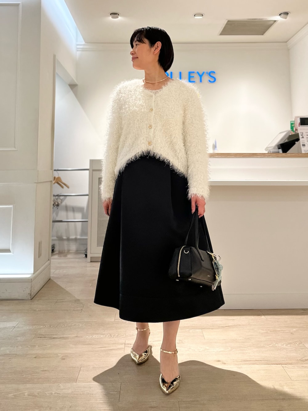 「カーディガン、カーディガンコーデ、スカート、スカートスタイル、スカートコーデ、シャギー、シャギーニット、シャギーカーディガン、大人女子、大人かわいい」｜「NOLLEY’Sの《手洗い可能》メッシュテープシャギーVネックカーディガン（カーディガン/ボレロ、ホワイト系）」を使った、minaさん（骨格ストレート・レディース・157cm）の冬コーディネートの9枚目の写真