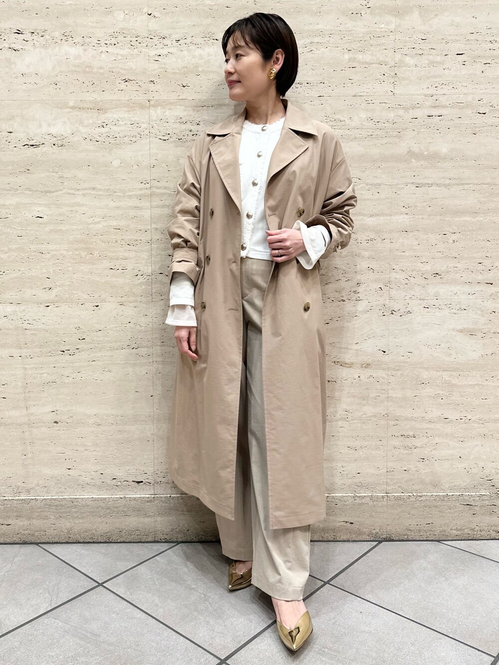 「トレンチコート、トレンチ、ニットジャケット、シアートップス、チノパン、パンツコーデ、ワントーンコーデ、春アウター、春服、オトナ女子」｜「NOLLEY’Sのウォッシャブルチノ風ワイドパンツ（チノパンツ、ベージュ系）」を使った、minaさん（レディース・157cm）の冬コーディネートの9枚目の写真