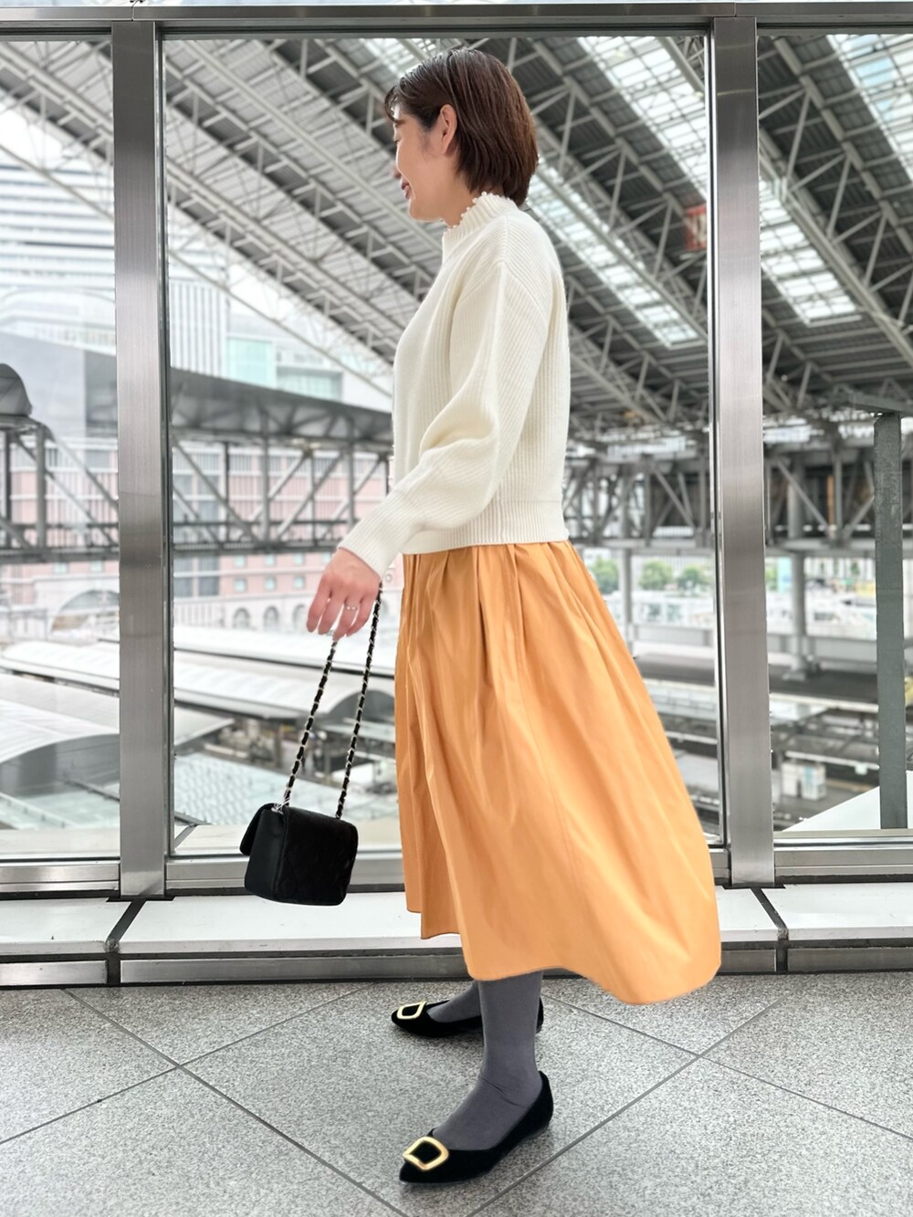「シャギーコート、コート、白ニット、スカート、スカートコーデ、ニット、お出かけコーデ、冬コーデ、大人可愛い、カラー×コーデ」｜「NOLLEY’S Sophiの衿端パール片畦ハイネックプルオーバーニット（ニット/セーター、ホワイト系）」を使った、minaさん（レディース・157cm）の秋コーディネートの2枚目の写真