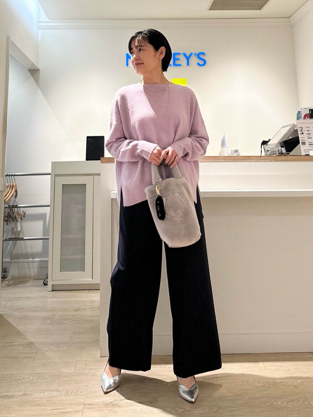「ブルゾン、ニット、パンツスタイル、パンツコーデ、パンツ、あったかコーデ、きれいめカジュアル、オトナカジュアル、ゆるコーデ、大人女子」|「NOLLEY’Sの2wayチェーンチョーカー(ネックレス、ゴールド系)」を使った、minaさん(レディース・157cm)の秋コーディネートの10枚目の写真