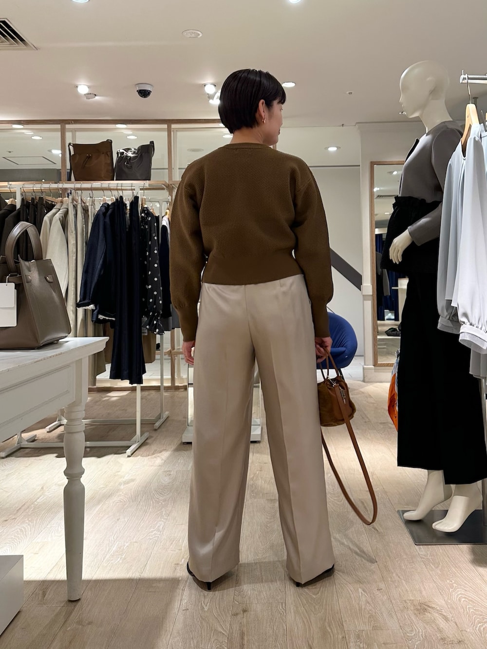 ベージュ系のその他パンツ、イエロー系のショルダーバッグ、イエロー系のカーディガン/ボレロを着用したレディースの秋コーディネートの3枚目の写真