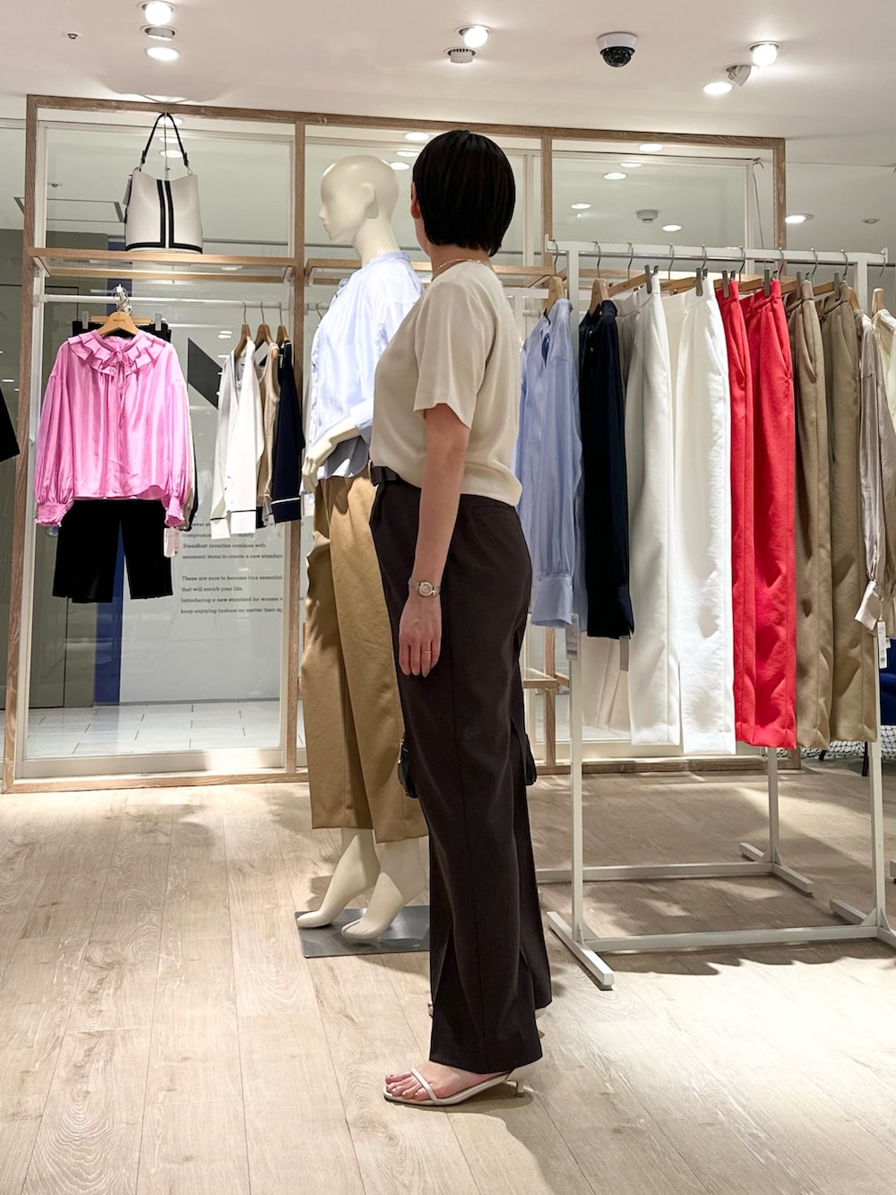 「シンプル、シンプルコーデ、シンプルスタイル、シンプルおしゃれが好き、パンツ、パンツスタイル、パンツコーデ、お出かけコーデ、大人コーデ、お仕事コーデ、ベルト、ブラウンコーデ、ブラウンパンツ、ブラウン、ブラウン×ベージュ」｜「NOLLEY’Sの【grace grace/グラスグラス】【WEB STAFF恵☆別注アイテム】プレーンチョーカー（チョーカー、ゴールド系）」を使った、minaさん（骨格ストレート・レディース・157cm）の春コーディネートの4枚目の写真