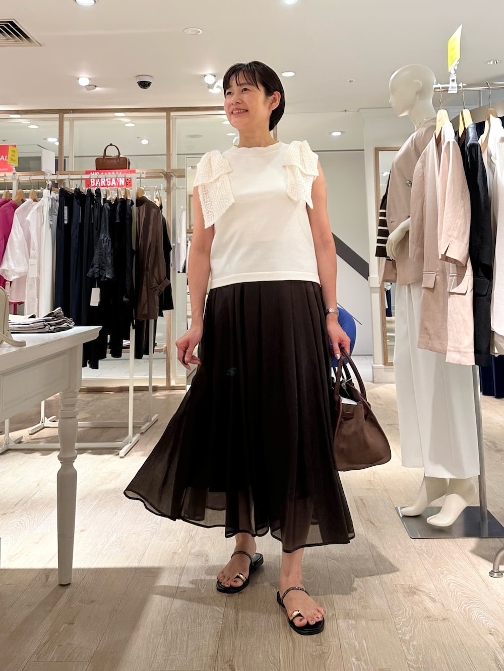 「リボン、スカート、スカートスタイル、スカートコーデ、ノースリーブ、おでかけコーデ、40代ファッション、大人可愛い、大人可愛いコーデ、大人女子、大人かわいい、オトナ女子、オトナカワイイ、ノースリーブトップス、デートコーデ」｜「NICOLAS LAINASの【NICOLAS LAINAS/ニコラス ライナス】 メタリックフィンガーフックサンダル【NOLLEY'S mgr. 松葉☆別注アイテム】（サンダル、ゴールド系）」を使った、minaさん（骨格ストレート・レディース・157cm）の夏コーディネートの7枚目の写真