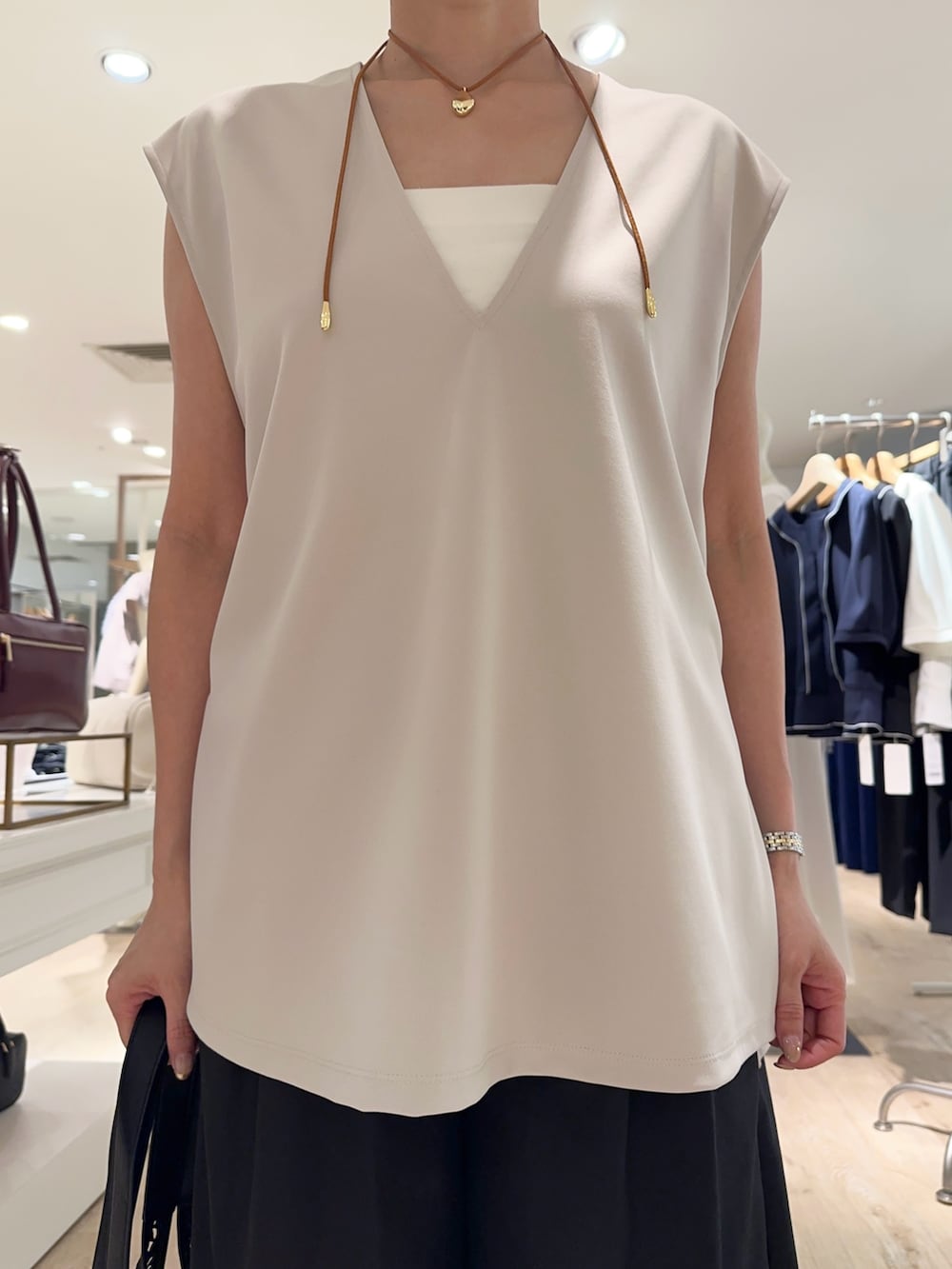 「ベスト、パンツ、パンツスタイル、パンツコーデ、楽チンコーデ、夏ファッション、オトナ女子、ラフコーデ、ラクチンコーデ、大人女子、リラックススタイル、大人コーデ」|「NOLLEY’Sのメッシュトート(ポーチ・チャーム付)(ショルダーバッグ、ブラック系)」を使った、minaさん(骨格ストレート・レディース・157cm)の夏コーディネートの9枚目の写真