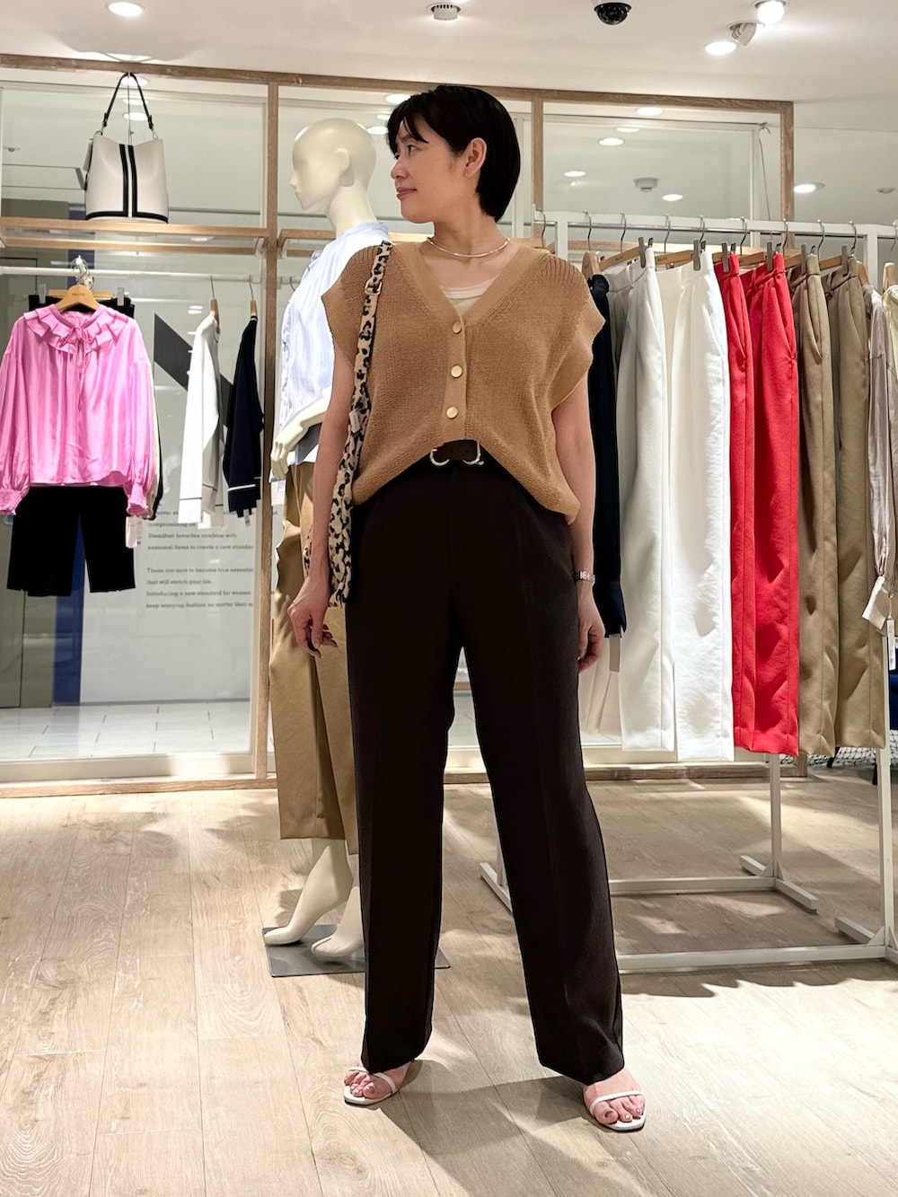 「ベスト、ベストコーデ、ベストスタイル、パンツ、パンツスタイル、パンツコーデ、ブラウン、ブラウンコーデ、ブラウンパンツ、ベルト、レオパード、レオパードバッグ、ワントーンコーデ、お出かけコーデ、大人かわいい」｜「NOLLEY’Sの【PR林☆別注カラーあり】ウォッシャブルツイルストレッチ愛されワイドパンツ（その他パンツ、ブラウン系）」を使った、minaさん（骨格ストレート・レディース・157cm）の春コーディネートの5枚目の写真