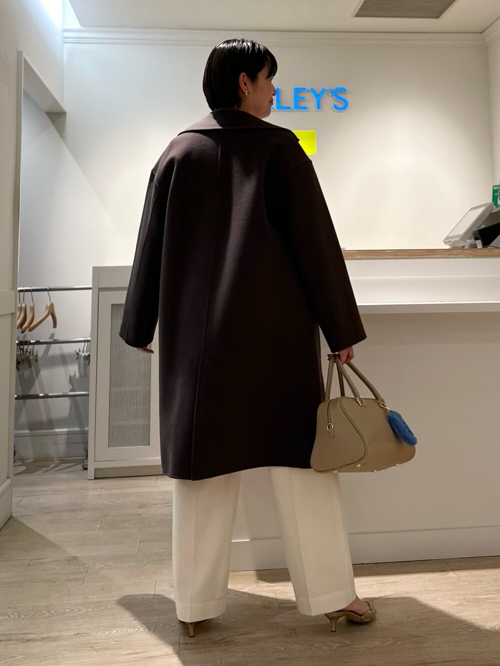「カーディガン、ケーブルニット、パンツスタイル、パンツコーデ、ボストンバッグ、バッグチャーム、お出かけコーデ、オトナ女子、冬のコーデ、大人可愛い」|「NOLLEY’SのS140シャルムビーバーリバーコート(その他アウター、ブラウン系)」を使った、minaさん(レディース・157cm)の冬コーディネートの10枚目の写真