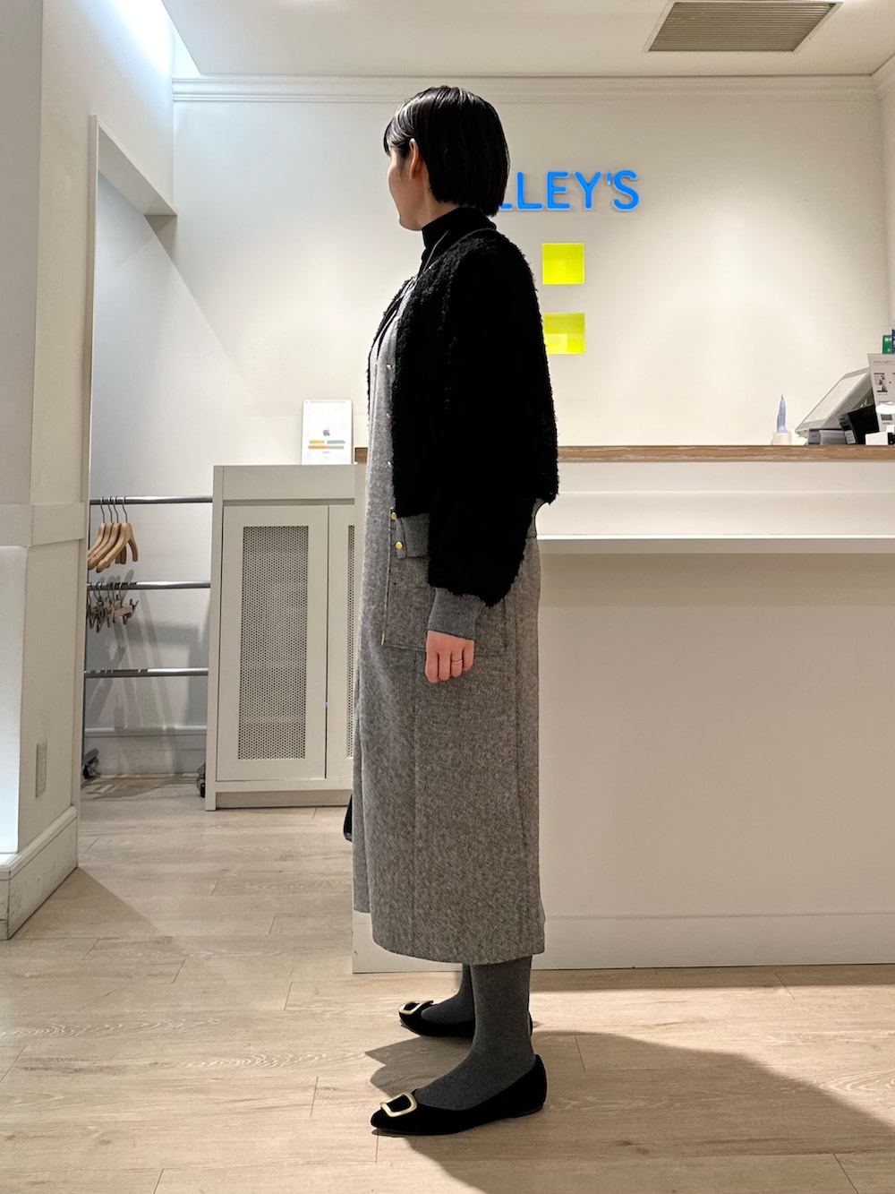 「ワンピース、ワンピーススタイル、ワンピースコーデ、ジャンパースカート、ジャンパースカートコーデ、ジャンパースカート×ニット、ジャンパーワンピース、タートル、タートルネック、タートルネックニット、冬コーデ、冬のコーデ」｜「NOLLEY’Sの静電気防止加工コットンタイツ（タイツ/ストッキング、グレー系）」を使った、minaさん（骨格ストレート・レディース・157cm）の冬コーディネートの3枚目の写真