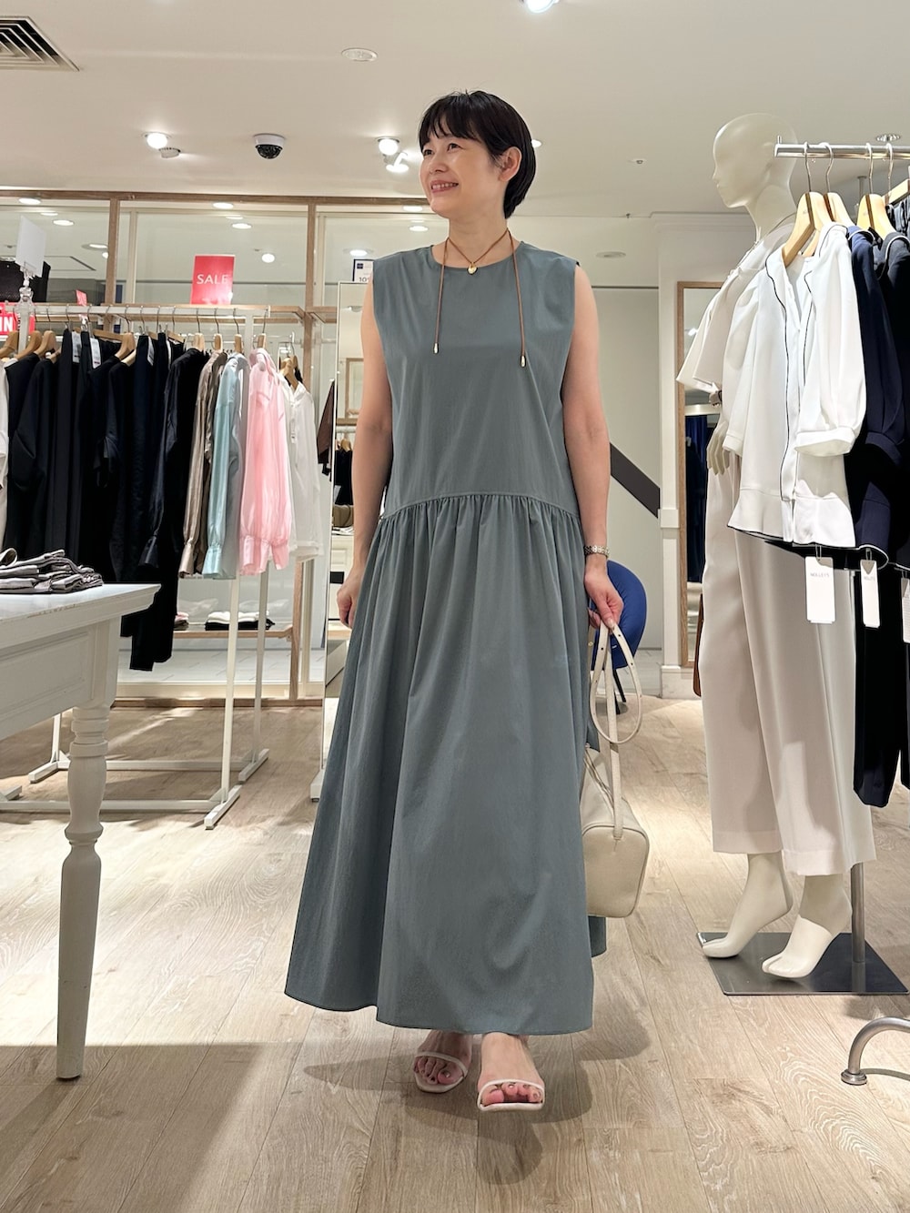 「ワンピース、ワンピーススタイル、ワンピースコーデ、撥水、ノースリーブ、夏ルックで気分アップ、夏コーデ、おでかけコーデ、夏ファッション、大人可愛い、150cm台コーデ、オトナ女子、オトナカワイイ、グリーンコーデ」｜「NOLLEY’Sのニュアンスプレートネックレス（ネックレス、ゴールド系）」を使った、minaさん（骨格ストレート・レディース・157cm）の夏コーディネートの2枚目の写真