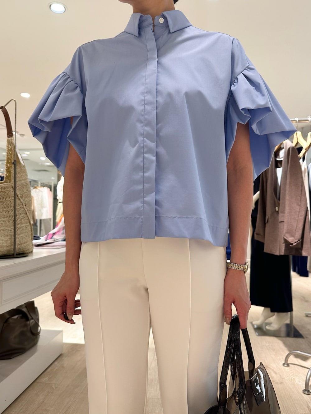 「ブラウス、ブラウスコーデ、ブラウス×パンツ、パンツ、パンツスタイル、パンツコーデ、ブルー x ホワイト、ブルーシャツ、ブルーシャツコーデ、通勤、通勤コーデ、通勤スタイル、大人かわいい、大人女子、オトナ女子」｜「NOLLEY’SのPVCトート＆ミニバッグチャーム（トートバッグ、ブラック系）」を使った、minaさん（骨格ストレート・レディース・157cm）の夏コーディネートの7枚目の写真