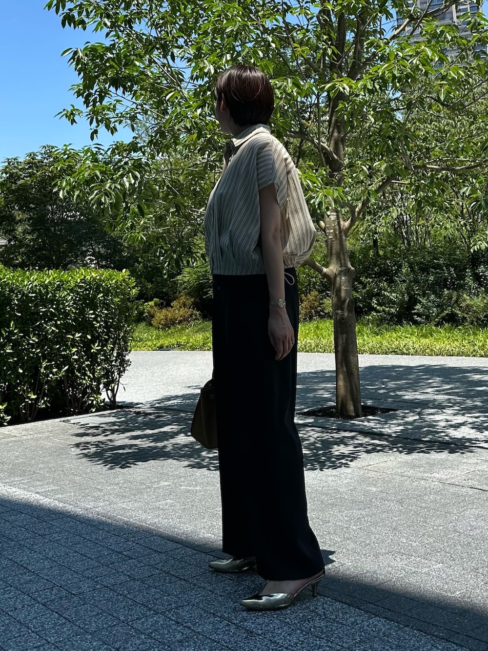 「ストライプ、ストライプシャツ、ストライプ柄、シャツ、シャツスタイル、シャツコーデ、パンツ、パンツスタイル、パンツコーデ、通勤、通勤コーデ、通勤スタイル、オフィス、オフィススタイル、オフィスコーデ」｜「NOLLEY’Sの【SINBONO/シンボノ】 スエードコンビトートバッグ（トートバッグ、イエロー系）」を使った、minaさん（骨格ストレート・レディース・157cm）の夏コーディネートの5枚目の写真