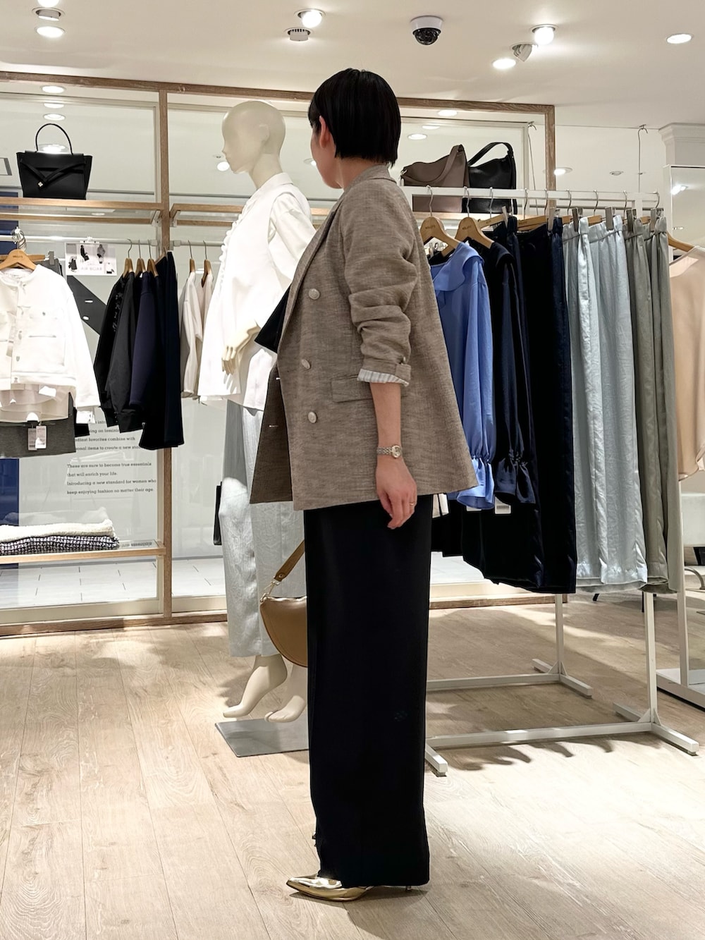 「ジャケット、ジャケットスタイル、ジャケットコーデ、オールインワン、オールインワンコーデ、シアートップス、セレモニーコーデ、セレモニースタイル、総会、ロンT、春コーデ、大人かわいい、きれいめコーデ、春服、今日のコーデ」|「NOLLEY’Sの【追加】ウォッシャブルラッフルパーツ付きオールインワン(つなぎ/オールインワン、ブラック系)」を使った、minaさん(骨格ストレート・レディース・157cm)の春コーディネートの3枚目の写真