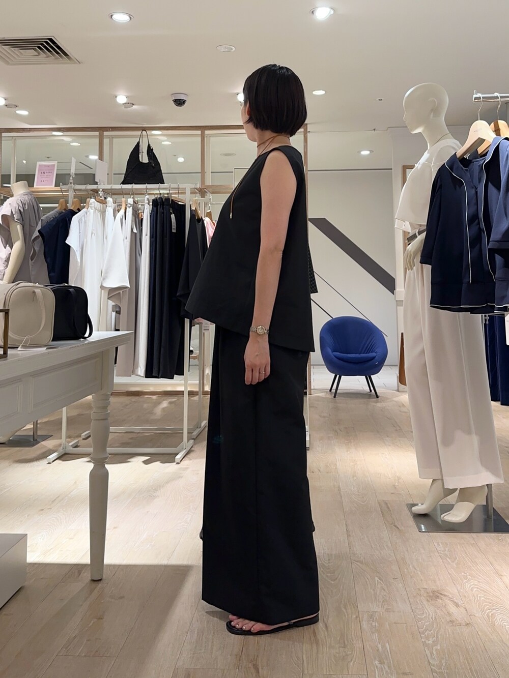 「セットアップ、セットアップスタイル、ノースリーブ、パンツ、パンツスタイル、パンツコーデ、楽チンコーデ、夏ファッション、オトナ女子、ラクチンコーデ、らくちんスタイル、ワイドパンツ、オトナカジュアル、リラックススタイル」｜「NOLLEY’Sのニュアンスプレートネックレス（ネックレス、ゴールド系）」を使った、minaさん（骨格ストレート・レディース・157cm）の夏コーディネートの3枚目の写真