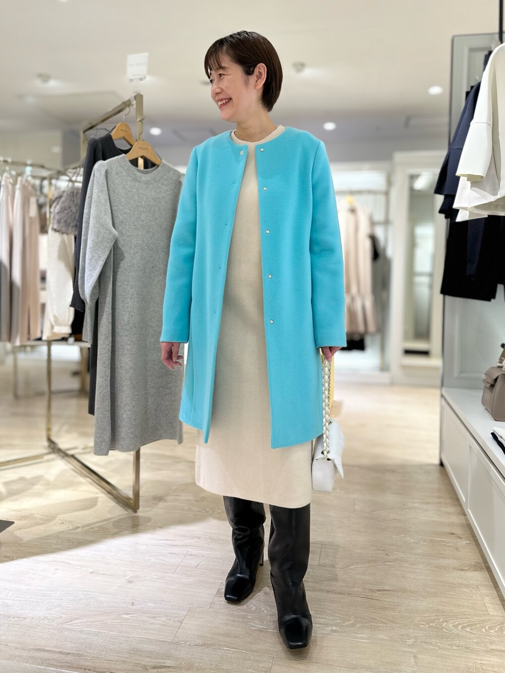 「コート、カラーコート、ニットワンピース、ワンピース、忘年会コーデ、帰省コーデ、ノーカラーコート、コートスタイル、コートコーデ、ニットワンピ、大人女子、大人かわいい、おでかけコーデ、休日スタイル、クリスマスに着たい服」｜「CORSO ROMA，9の【CORSO ROMA 9/コルソローマノーヴェ】 ストレートロングブーツ（ブーツ、ブラック系）」を使った、minaさん（レディース・157cm）の秋コーディネートの2枚目の写真