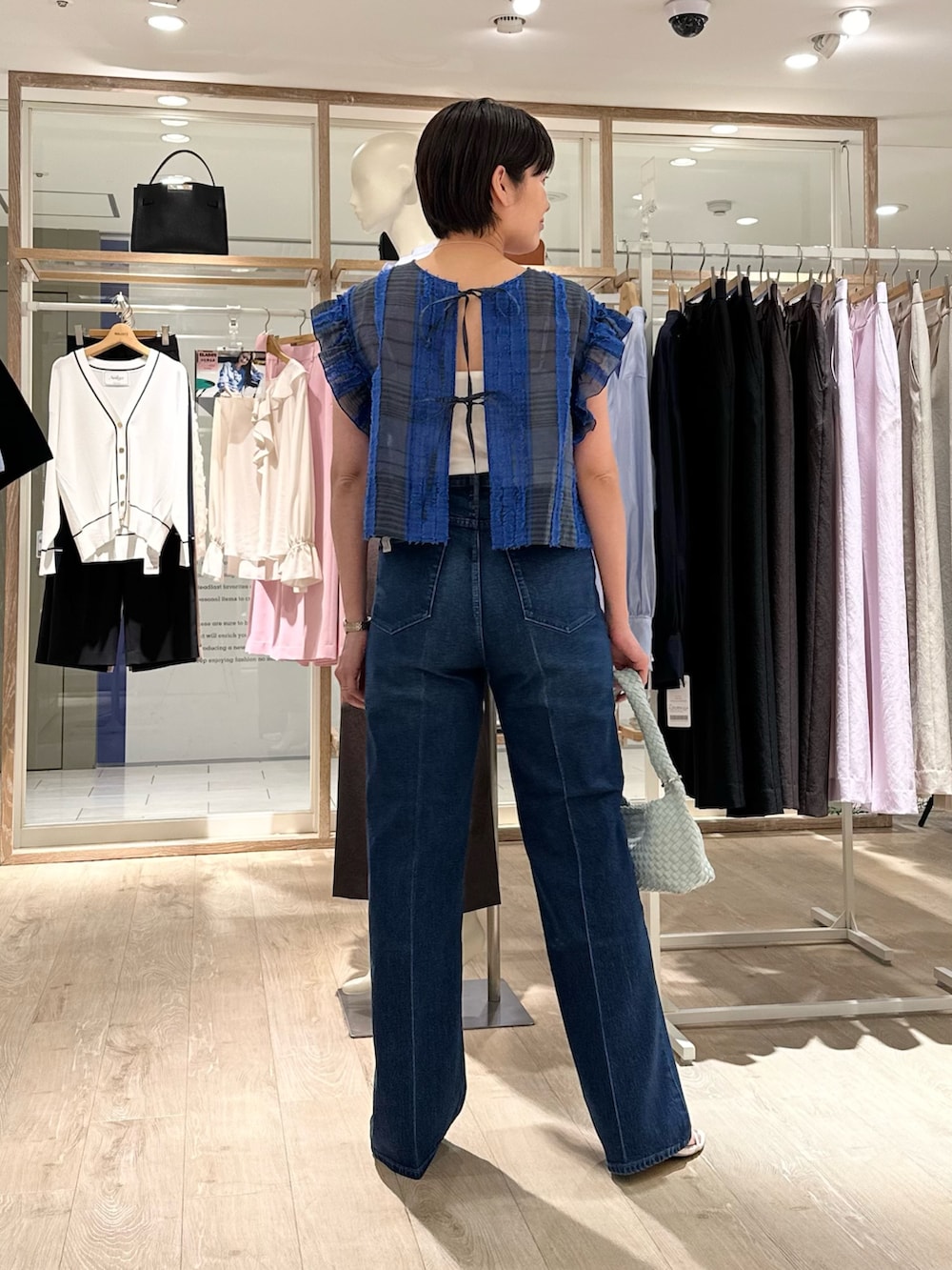 「シアー、シアートップス、シア―ブラウス、デニム、デニムパンツ、デニムコーデ、ジャガード、大人カジュアル、大人コーデ、大人女子、大人かわいい、チェック、春ファッション、大人カジュアルコーデ、オトナカワイイ」｜「Rie Millerの【RM denim】センタープレスハイウエストデニム（デニムパンツ、ブルー系）」を使った、minaさん（骨格ストレート・レディース・157cm）の春コーディネートの5枚目の写真