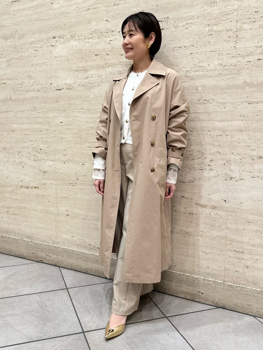 「トレンチコート、トレンチ、ニットジャケット、シアートップス、チノパン、パンツコーデ、ワントーンコーデ、春アウター、春服、オトナ女子」｜「NOLLEY’Sのウォッシャブルチノ風ワイドパンツ（チノパンツ、ベージュ系）」を使った、minaさん（レディース・157cm）の冬コーディネートの10枚目の写真