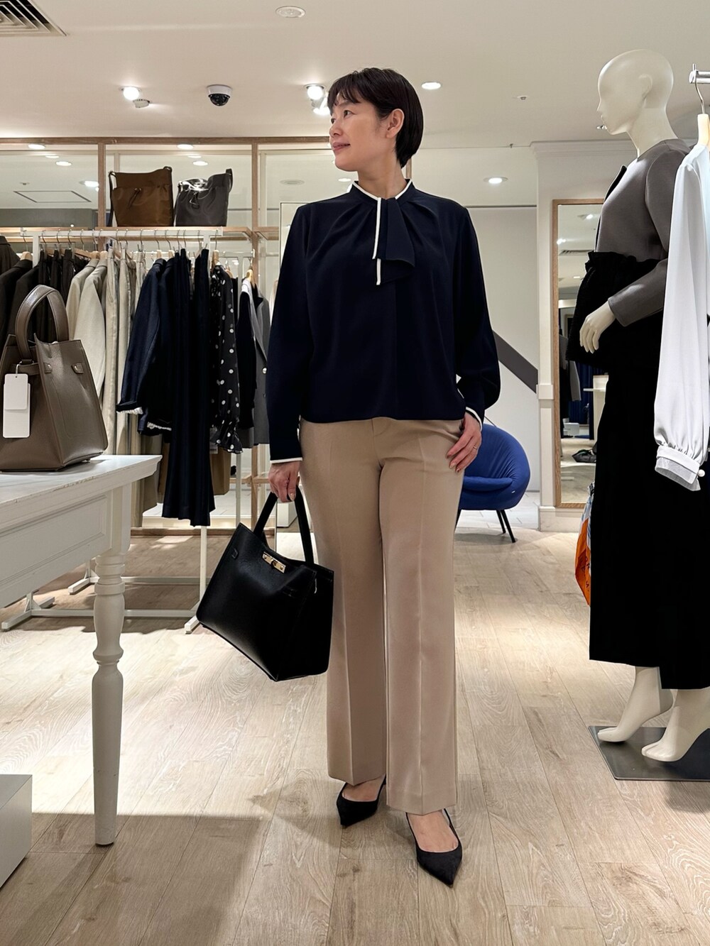 ベージュ系のその他パンツ、ブラック系のショルダーバッグ、ブルー系のシャツ/ブラウスを着用したレディースの秋コーディネートの3枚目の写真