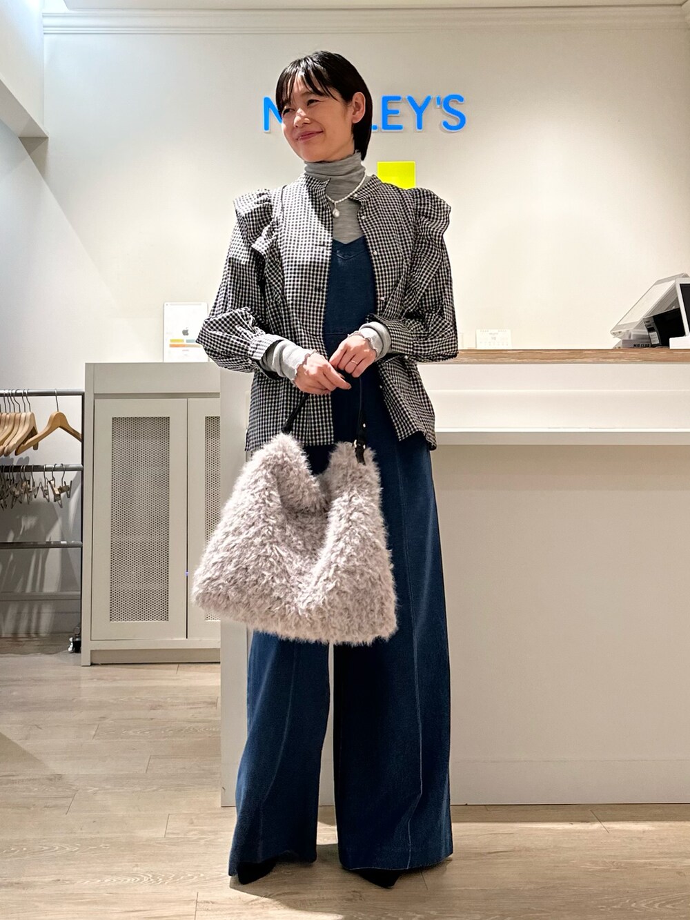 「リバティ、LIBERTY、ブラウス、ブラウス×デニム、オールインワン、デニム、タートルネック、秋コーデ、お出かけコーデ、オトナカワイイ、大人かわいい、オトナカジュアル」｜「NOLLEY’Sのフェイクファーワンショルダーバッグ（ショルダーバッグ、グレー系）」を使った、minaさん（レディース・157cm）の秋コーディネートの4枚目の写真