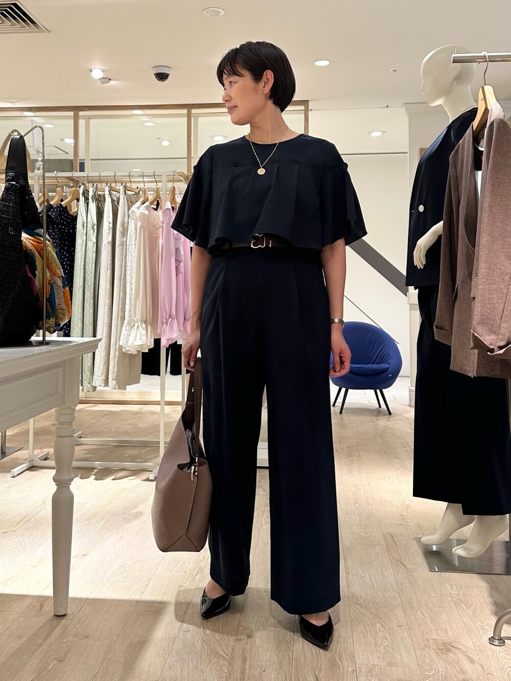 「セットアップ、セットアップスタイル、セットアップコーデ、ブラウスコーデ、ブラウス×パンツ、パンツ、パンツスタイル、パンツコーデ、通勤、通勤コーデ、通勤スタイル、大人女子、お出かけコーデ、綺麗めコーデ、セレモニーコーデ」｜「NOLLEY’Sの《セットアップ対応》ウォッシャブル麻調タックワイドパンツ（その他パンツ、ブルー系）」を使った、minaさん（骨格ストレート・レディース・157cm）の夏コーディネートの2枚目の写真