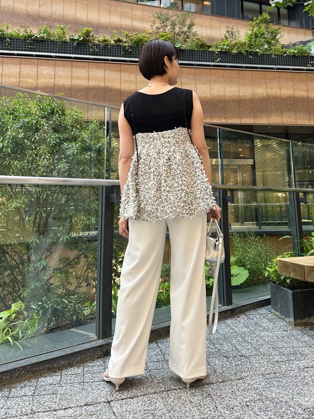 「キャミソール、パンツ、パンツスタイル、パンツコーデ、レイヤードスタイル、夏ファッション、オトナカワイイ、大人コーデ、オトナ女子、大人女子、夏コーデ、フェザー、イージーパンツ、イージーパンツスタイル、ノースリーブ」｜「NOLLEY’S Sophiのフェザーカラミキャミブラウス（シャツ/ブラウス、ホワイト系）」を使った、minaさん（骨格ストレート・レディース・157cm）の夏コーディネートの3枚目の写真