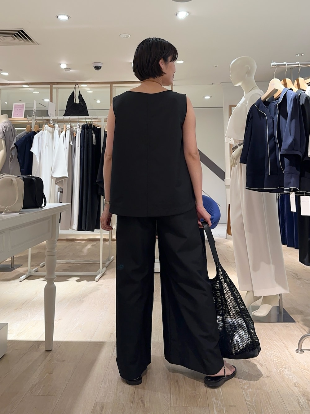 「セットアップ、セットアップスタイル、ノースリーブ、パンツ、パンツスタイル、パンツコーデ、楽チンコーデ、夏ファッション、オトナ女子、ラクチンコーデ、らくちんスタイル、ワイドパンツ、オトナカジュアル、リラックススタイル」｜「NOLLEY’Sのニュアンスプレートネックレス（ネックレス、ゴールド系）」を使った、minaさん（骨格ストレート・レディース・157cm）の夏コーディネートの4枚目の写真