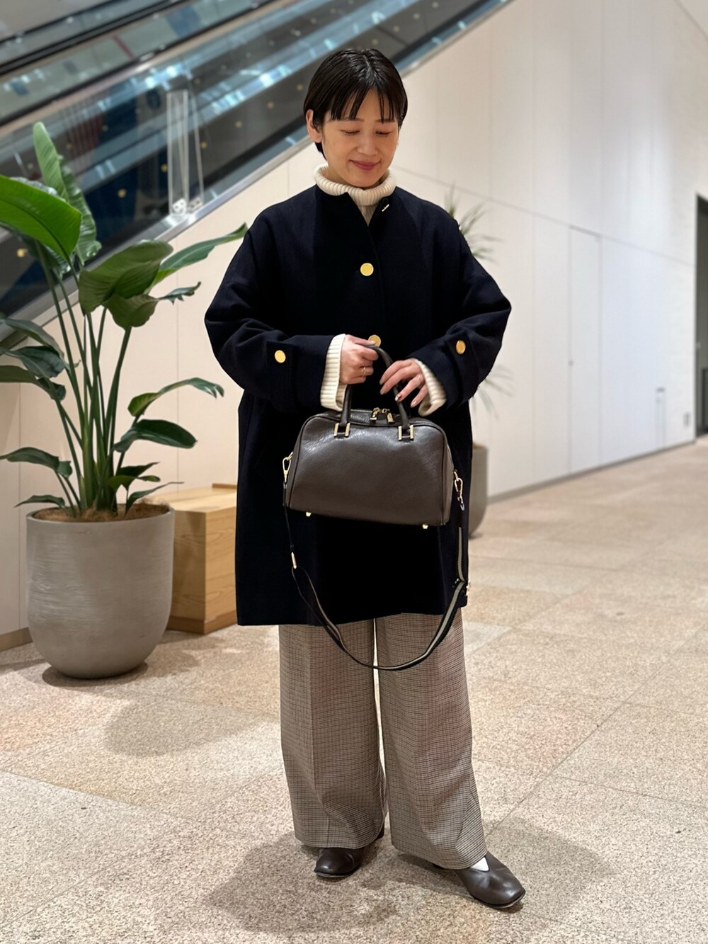 「ノーカラーコート、トラディショナルウェザーウエア、Traditional Weatherwear、ショート丈トップス、ワイドパンツ、ボストンバッグ、休日スタイル、大人女子、大人かわいい、150cm台コーデ、アウターコーデ」｜「NOLLEY’Sのボストンバッグ（ショルダーバッグ、ブラウン系）」を使った、minaさん（レディース・157cm）の秋コーディネートの4枚目の写真