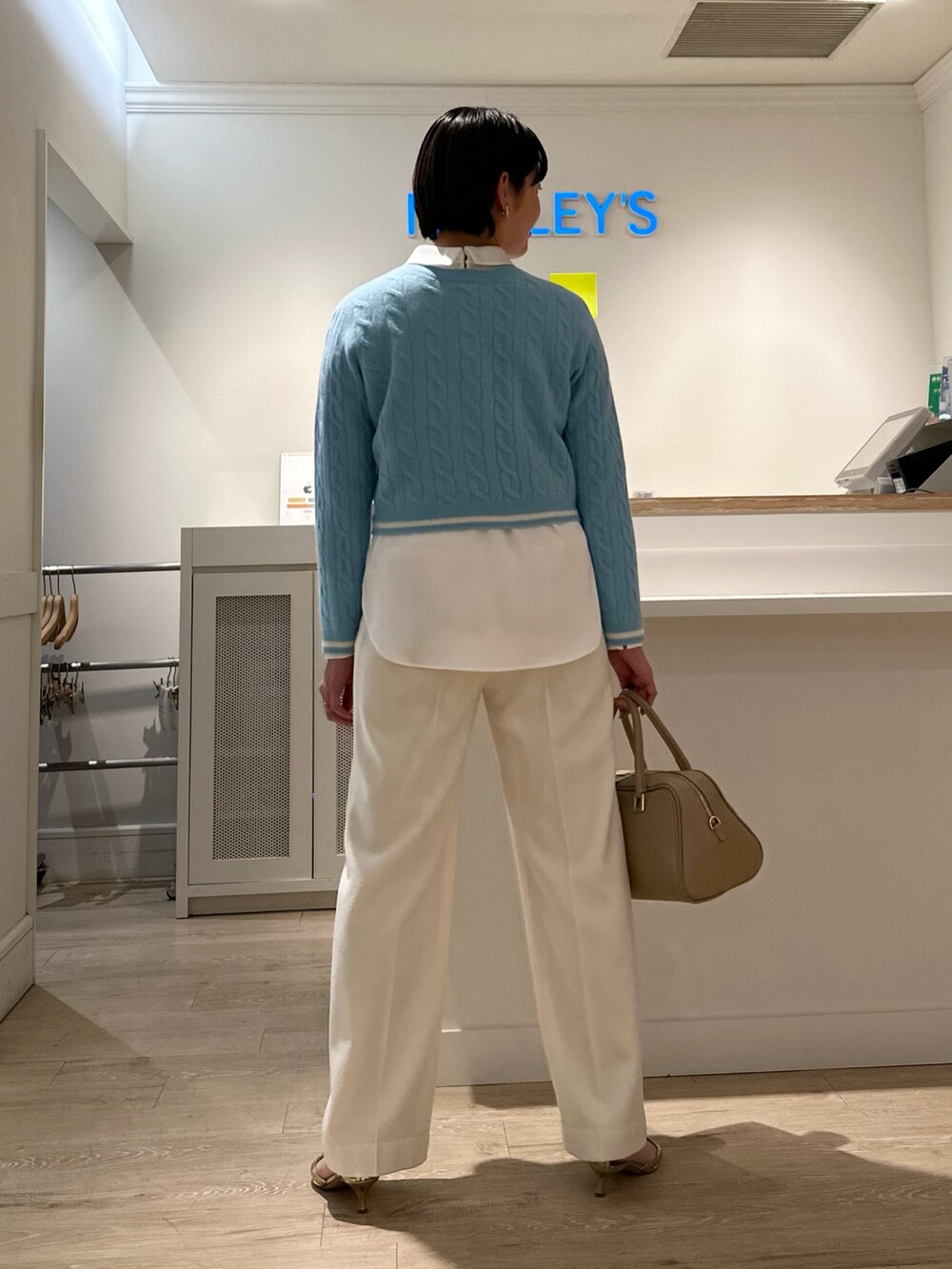 「カーディガン、ケーブルニット、パンツスタイル、パンツコーデ、ボストンバッグ、バッグチャーム、お出かけコーデ、オトナ女子、冬のコーデ、大人可愛い」|「NOLLEY’SのS140シャルムビーバーリバーコート(その他アウター、ブラウン系)」を使った、minaさん(レディース・157cm)の冬コーディネートの4枚目の写真