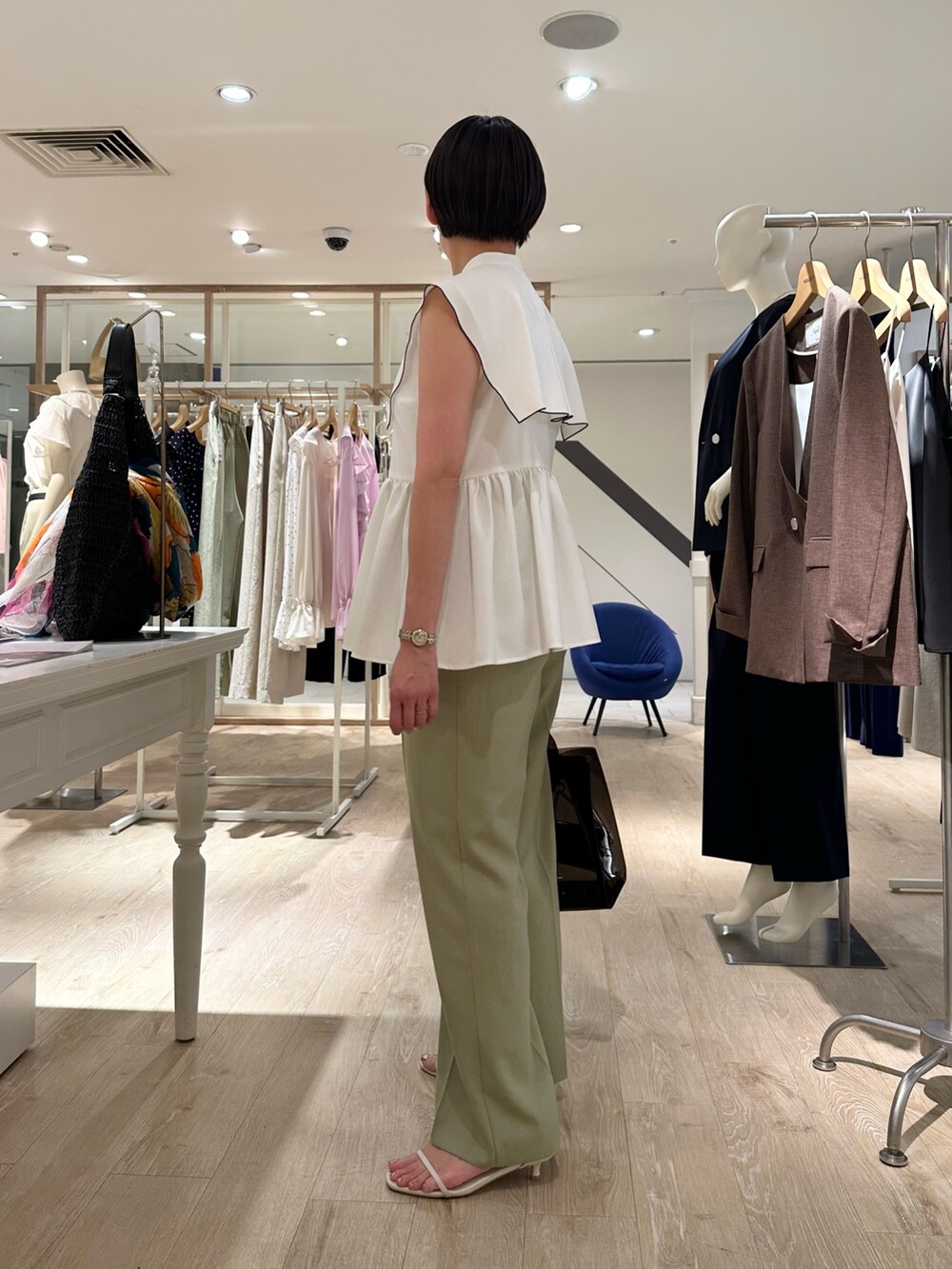 「ブラウス、ブラウスコーデ、ブラウス×パンツ、パンツ、パンツスタイル、パンツコーデ、大人女子、大人かわいい、オトナ女子、オトナカワイイ、オトナガーリー、夏コーデ、夏服コーデ、おでかけコーデ、大人ファッション」｜「NOLLEY’Sのビッグカラーノースリーブブラウス（シャツ/ブラウス、ホワイト系）」を使った、minaさん（骨格ストレート・レディース・157cm）の夏コーディネートの3枚目の写真