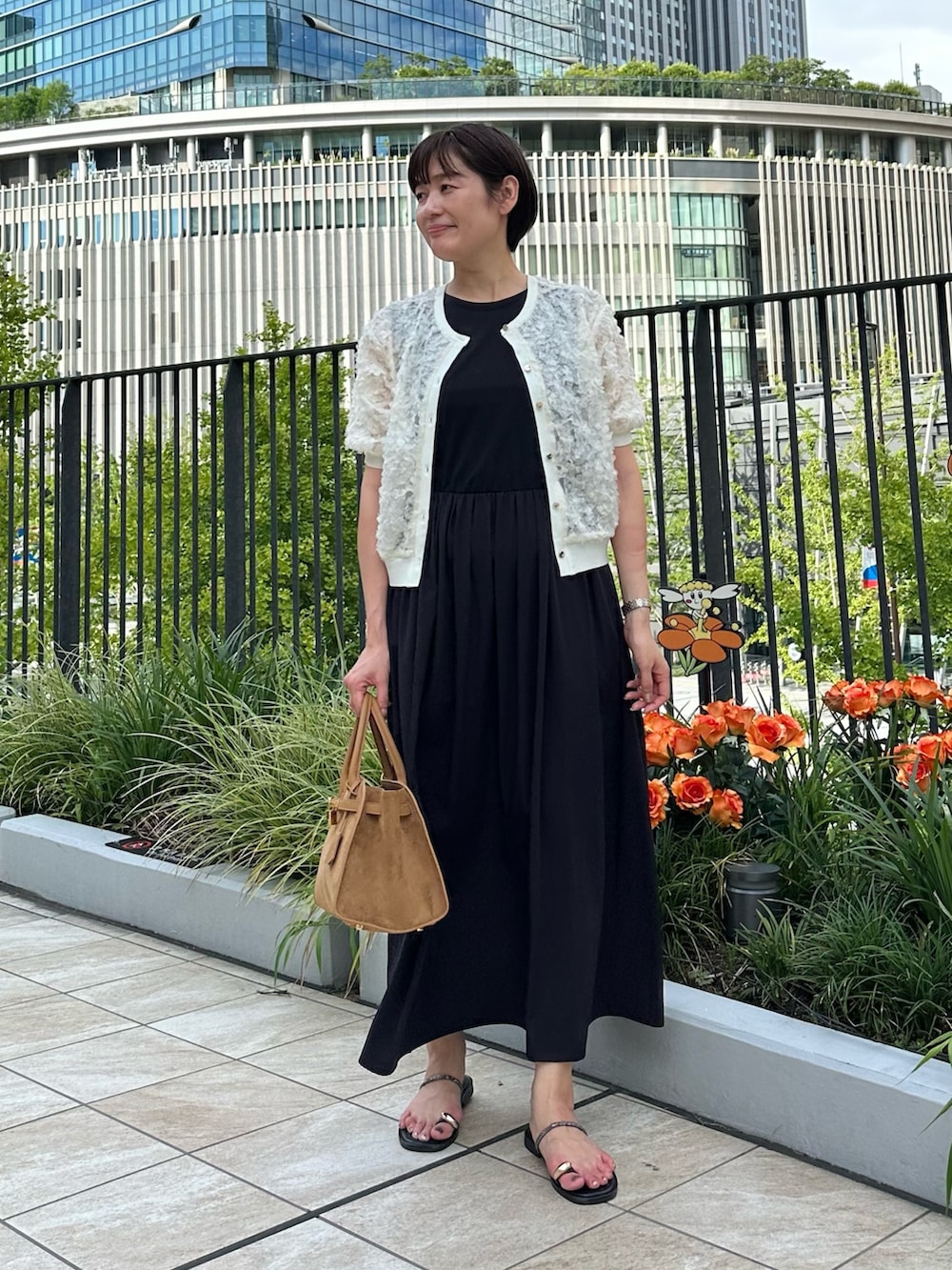 「ワンピース、ワンピーススタイル、ワンピースコーデ、カーディガン、カーディガンコーデ、シアー、大人かわいい、大人女子、オトナ女子、オトナカワイイ、おでかけコーデ、夏服コーデ、お出かけコーデ、大人可愛い」｜「NOLLEY’Sの【SINBONO/シンボノ】 スエードコンビトートバッグ（トートバッグ、イエロー系）」を使った、minaさん（骨格ストレート・レディース・157cm）の夏コーディネートの6枚目の写真