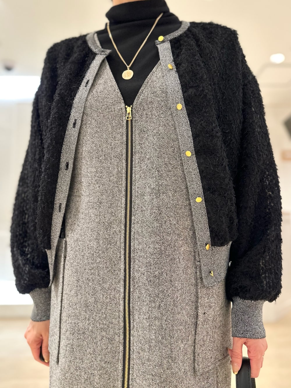 「ワンピース、ワンピーススタイル、ワンピースコーデ、ジャンパースカート、ジャンパースカートコーデ、ジャンパースカート×ニット、ジャンパーワンピース、タートル、タートルネック、タートルネックニット、冬コーデ、冬のコーデ」｜「NOLLEY’Sの静電気防止加工コットンタイツ（タイツ/ストッキング、グレー系）」を使った、minaさん（骨格ストレート・レディース・157cm）の冬コーディネートの5枚目の写真
