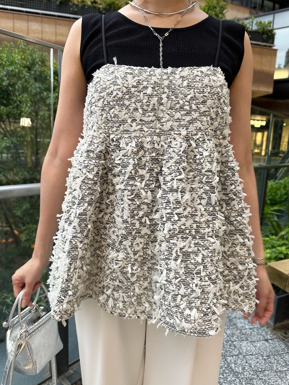 「キャミソール、パンツ、パンツスタイル、パンツコーデ、レイヤードスタイル、夏ファッション、オトナカワイイ、大人コーデ、オトナ女子、大人女子、夏コーデ、フェザー、イージーパンツ、イージーパンツスタイル、ノースリーブ」｜「NOLLEY’S Sophiのフェザーカラミキャミブラウス（シャツ/ブラウス、ホワイト系）」を使った、minaさん（骨格ストレート・レディース・157cm）の夏コーディネートの9枚目の写真