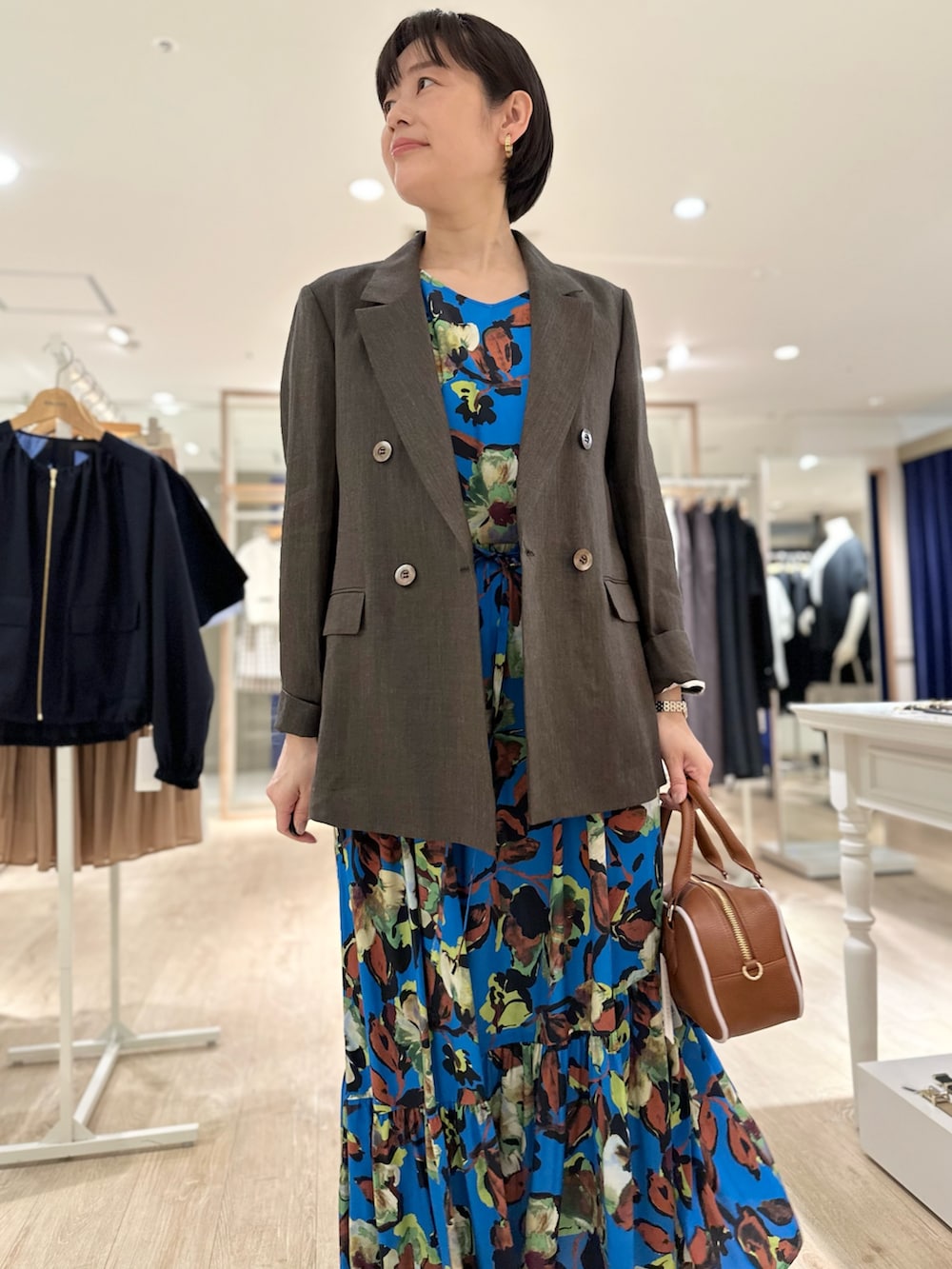 「ワンピース、ワンピーススタイル、ジャケット、ジャケットスタイル、ジャケットコーデ、麻ジャケット、ラミージャケット、ラミー、プリントワンピース、旅行コーデ、リゾートスタイル、オトナカワイイ、ワンピースコーデ、お仕事コーデ、大人かわいい」｜「NOLLEY’Sのウォッシャブルシルキープリントティアードマキシワンピース（ワンピース、ブルー系）」を使った、minaさん（骨格ストレート・レディース・157cm）の春コーディネートの5枚目の写真