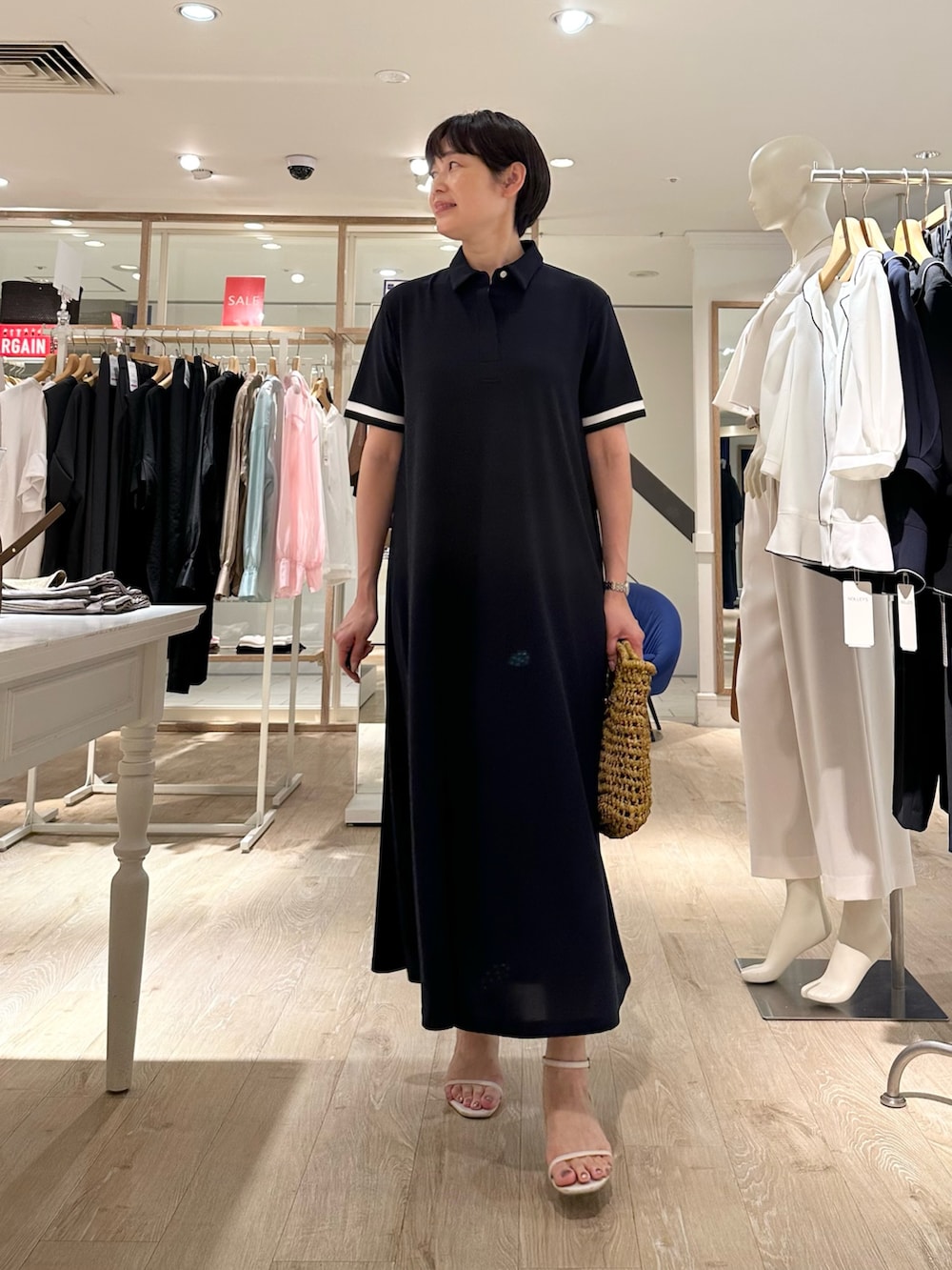 「ワンピース、ワンピーススタイル、ワンピースコーデ、ポロシャツワンピース、お出かけコーデ、夏コーデ、夏ファッション、おでかけコーデ、大人かわいい、ラクチンコーデ、オトナ女子、オトナカジュアル、オトナカワイイ、おとなコーデ、大人カジュアル」｜「NOLLEY’Sのポロ衿ワンピース（ワンピース、ブルー系）」を使った、minaさん（骨格ストレート・レディース・157cm）の夏コーディネートの3枚目の写真
