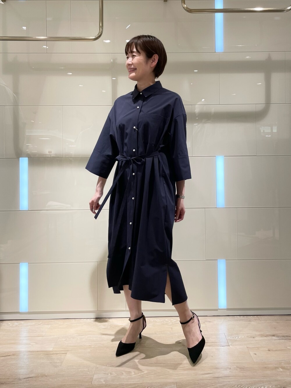 「ワンピース、シャツワンピース、ネイビーワンピース、春服、お出かけコーデ、高機能素材」｜「NOLLEY’Sの《手洗い可能》シャツワンピース（シャツワンピース、ブルー系）」を使った、minaさん（レディース・157cm）の春コーディネートの4枚目の写真