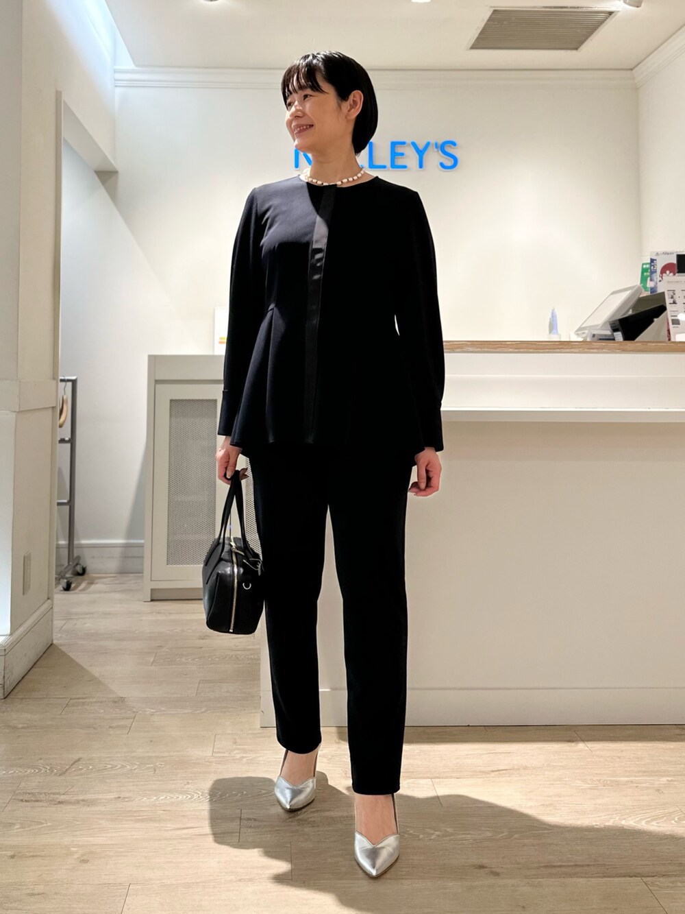 「ブラウス、ブラウス×パンツ、パンツ、パンツスタイル、パンツコーデ、細見えパンツ、細見え、通勤、通勤コーデ、通勤スタイル、セレモニー、セレモニーコーデ、セレモニースタイル」｜「NOLLEY’Sの割繊2WAYティアードフリルブラウス（シャツ/ブラウス、ホワイト系）」を使った、minaさん（骨格ストレート・レディース・157cm）の冬コーディネートの8枚目の写真