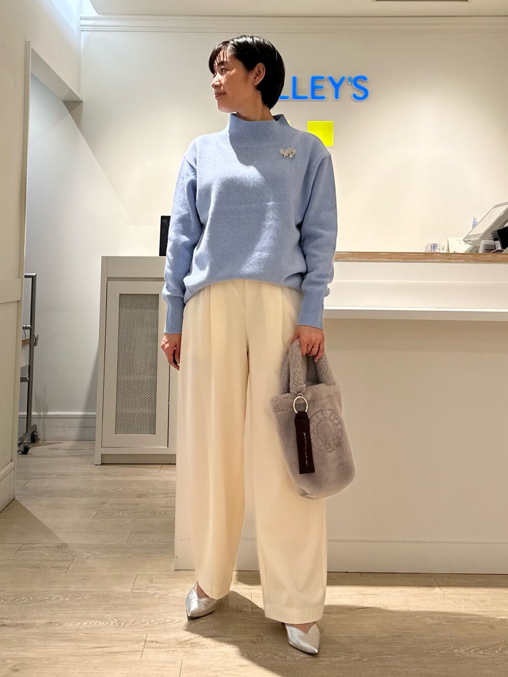「アンサンブルニット、カーディガン、ハイネックニット、パンツスタイル、ワイドパンツ、ブルー x ホワイト、冬コーデ、ニット、あったかコーデ、お出かけコーデ、大人女子」｜「NOLLEY’Sのウォッシャブル裏起毛イージーワイドパンツ（その他パンツ、ホワイト系）」を使った、minaさん（レディース・157cm）の秋コーディネートの5枚目の写真