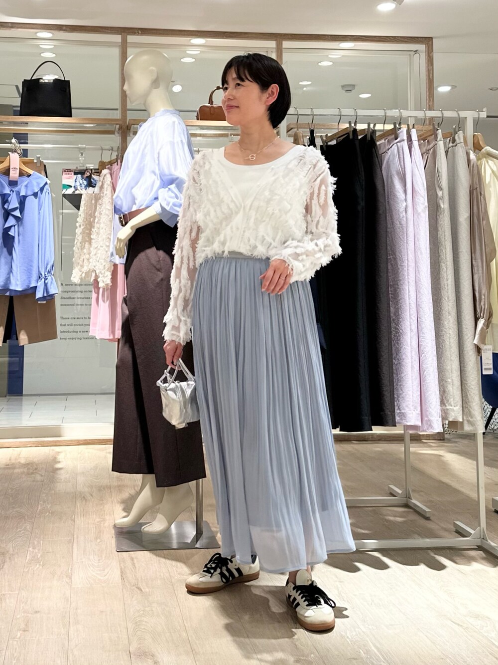「カーディガン、カーディガンコーデ、スカート、スカートスタイル、スカートコーデ、プリーツスカート、プリーツスカートコーデ、スニーカーコーデ、春色、大人ファッション、オトナ女子、シアー、シアートップス、大人かわいい、大人カワイイ」｜「NOLLEY’Sのシャインサテン楊柳スカート（スカート、ブルー系）」を使った、minaさん（骨格ストレート・レディース・157cm）の春コーディネートの8枚目の写真