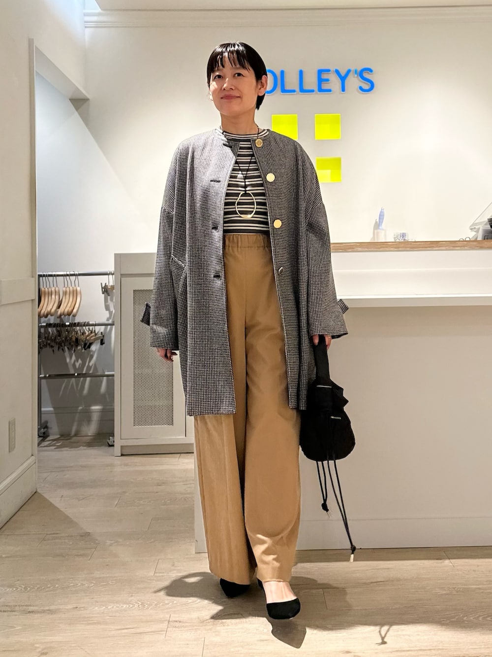 「トラディショナルウェザーウエア、Traditional Weatherwear、ノーカラーコート、コート、ボーダートップス、ワイドパンツ、パンツスタイル、パンツコーデ、秋コーデ、お出かけコーデ、オトナ女子、リラックススタイル」｜「TAIONの【TAION別注】合皮ハンドルダウン巾着バッグ（ショルダーバッグ、ブラック系）」を使った、minaさん（レディース・157cm）の秋コーディネートの2枚目の写真