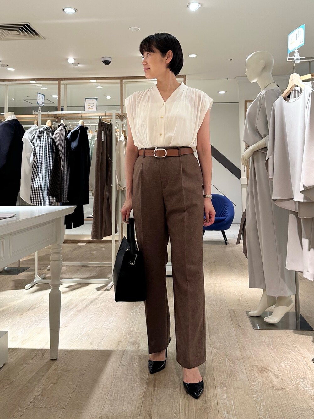 「ジャケット、ジャケットスタイル、ジャケットコーデ、ブラウス、ブラウスコーデ、パンツ、パンツスタイル、パンツコーデ、セットアップ、セットアップスタイル、セットアップコーデ、通勤、通勤コーデ、通勤スタイル、オフィスコーデ」｜「NOLLEY’Sの《セットアップ対応》ウォッシャブルドライトロピカルセミワイド美脚パンツ（その他パンツ、ブラウン系）」を使った、minaさん（骨格ストレート・レディース・157cm）の夏コーディネートの7枚目の写真