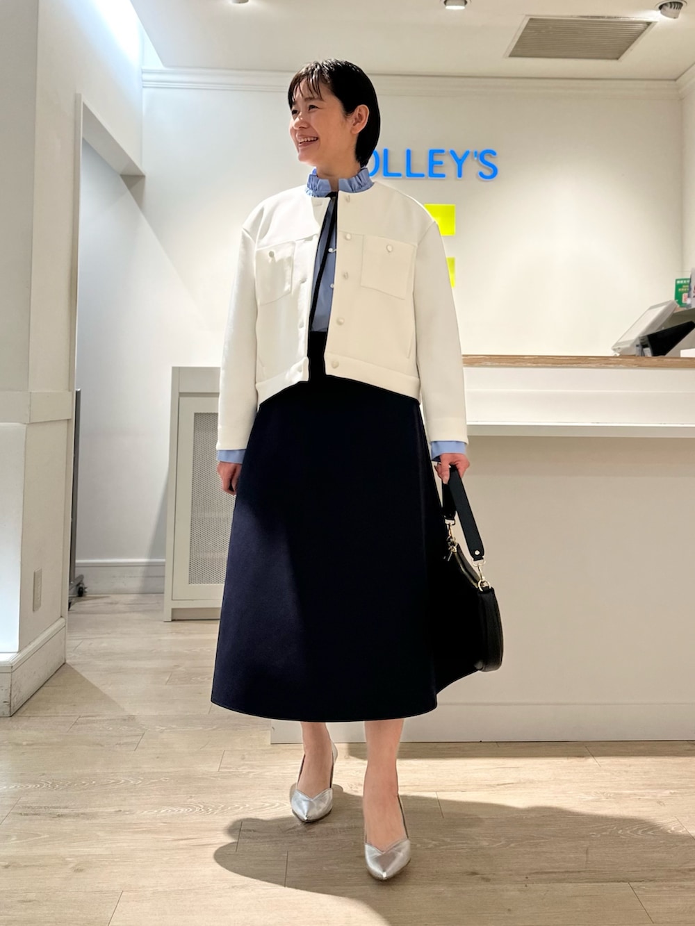 「スカート、スカートスタイル、スカートコーデ、フレアスカート、フレアスカート×白、フレアスカートコーデ、ブルゾン、ブルゾンコーデ、春アウター、春アウターコーデ、セットアップ、セットアップスタイル、セットアップコーデ、フリルシャツ、ブルーシャツ」｜「NOLLEY’Sのウォッシャブルエアボールクルーネックブルゾン（ブルゾン、ホワイト系）」を使った、minaさん（骨格ストレート・レディース・157cm）の冬コーディネートの2枚目の写真