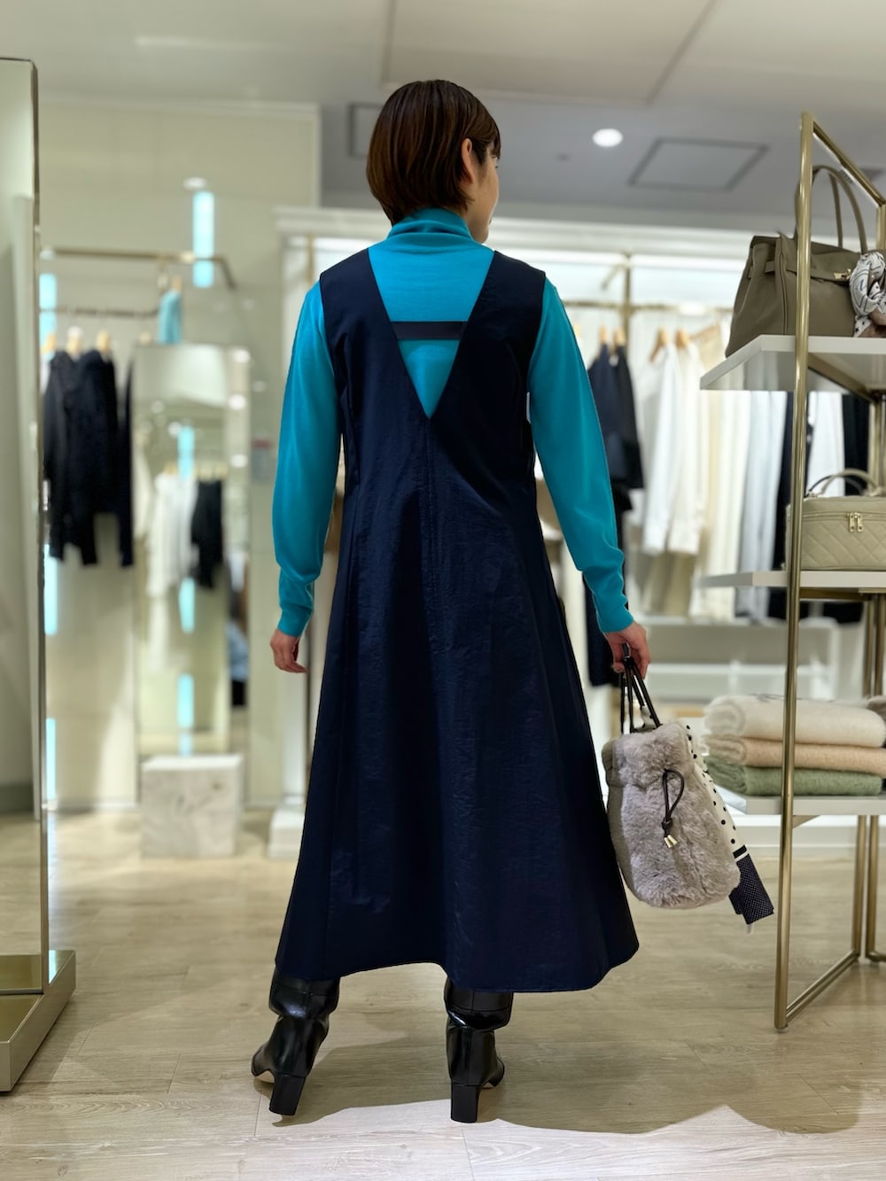 「ハイネック、ニットコーデ、ワンピース、休日スタイル、お出かけコーデ、ワンピーススタイル、ワンピースコーデ、大人女子、帰省コーデ、旅行コーデ、ロングブーツ」｜「CORSO ROMA，9の【CORSO ROMA 9/コルソローマノーヴェ】 ストレートロングブーツ（ブーツ、ブラック系）」を使った、minaさん（レディース・157cm）の冬コーディネートの4枚目の写真