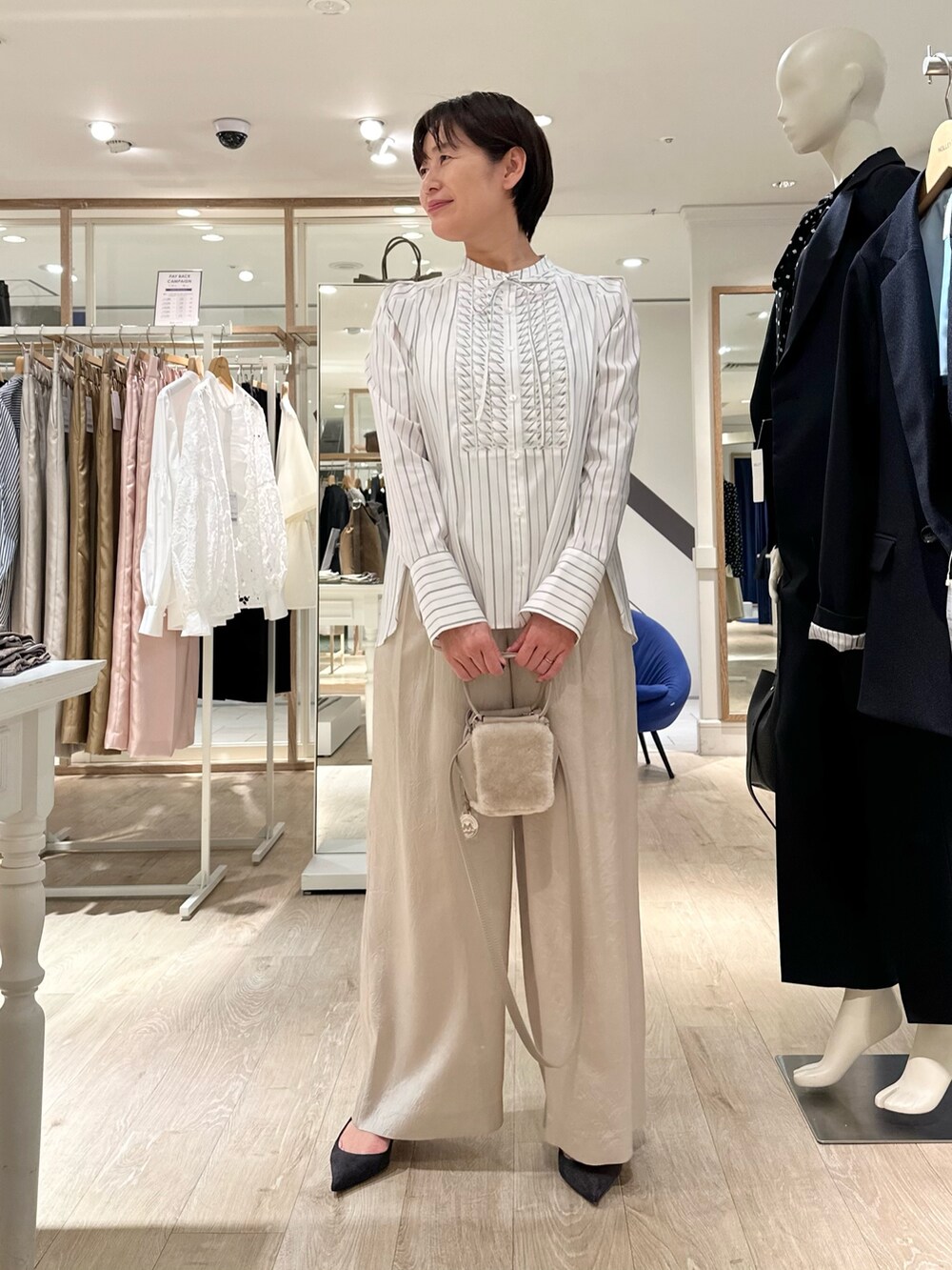 ホワイト系のシャツ/ブラウス、ベージュ系のショルダーバッグ、ベージュ系のその他パンツを着用したレディースの秋コーディネートの7枚目の写真