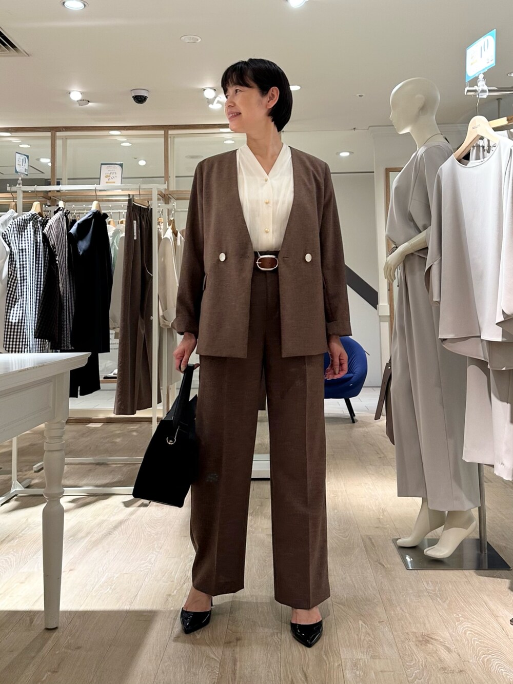 「ジャケット、ジャケットスタイル、ジャケットコーデ、ブラウス、ブラウスコーデ、パンツ、パンツスタイル、パンツコーデ、セットアップ、セットアップスタイル、セットアップコーデ、通勤、通勤コーデ、通勤スタイル、オフィスコーデ」｜「NOLLEY’Sの《セットアップ対応》ウォッシャブルドライトロピカルセミワイド美脚パンツ（その他パンツ、ブラウン系）」を使った、minaさん（骨格ストレート・レディース・157cm）の夏コーディネートの5枚目の写真