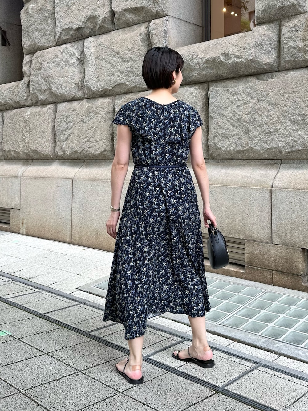 「ワンピース、ワンピーススタイル、花柄、花柄ワンピース、フラワープリント、フラワー柄、夏ファッション、お出かけコーデ、大人可愛い、デートコーデ、デート/ロマンティック、デートスタイル（WOMEN）、オトナ女子、オトナカワイイ、オトナガーリー」｜「NOLLEY’Sのウォッシャブルヴィーガンフラワープリントワンピース（ワンピース、ブルー系）」を使った、minaさん（骨格ストレート・レディース・157cm）の夏コーディネートの4枚目の写真