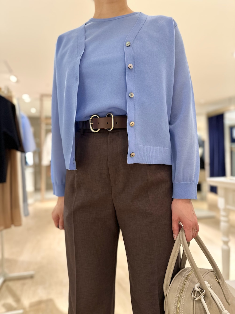 「カーディガン、カーディガンコーデ、アンサンブル、アンサンブルニット、アンサンブルコーデ、パンツ、パンツスタイル、パンツコーデ、通勤、通勤コーデ、通勤スタイル、春色、春服、お出かけスタイル、オフィスカジュアル」|「NOLLEY’Sの《アンサンブル対応》ハーフシアーノースリーブプルオーバーニット(ニット/セーター、ブルー系)」を使った、minaさん(骨格ストレート・レディース・157cm)の春コーディネートの7枚目の写真
