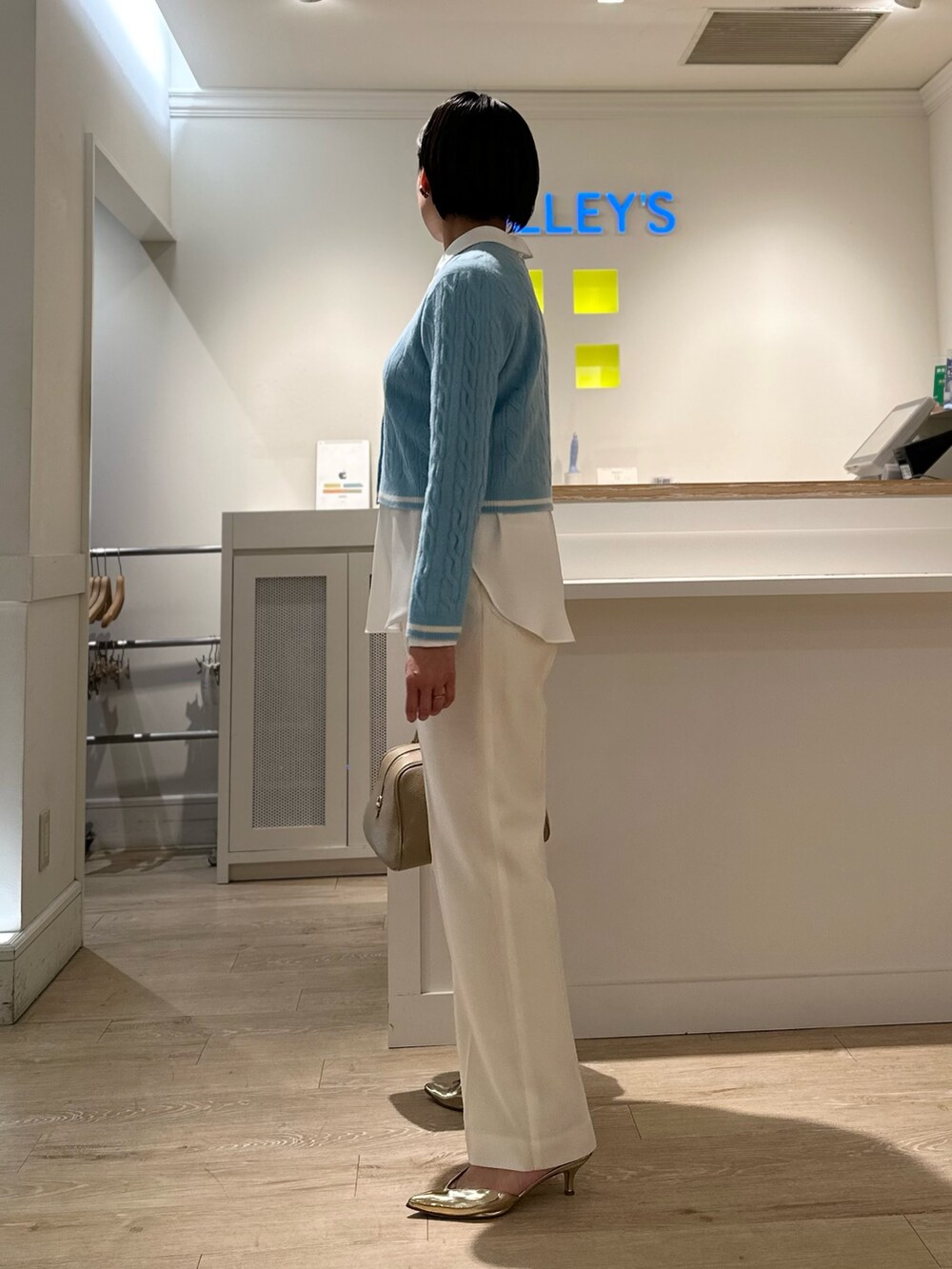 「カーディガン、ケーブルニット、パンツスタイル、パンツコーデ、ボストンバッグ、バッグチャーム、お出かけコーデ、オトナ女子、冬のコーデ、大人可愛い」|「NOLLEY’SのS140シャルムビーバーリバーコート(その他アウター、ブラウン系)」を使った、minaさん(レディース・157cm)の冬コーディネートの3枚目の写真