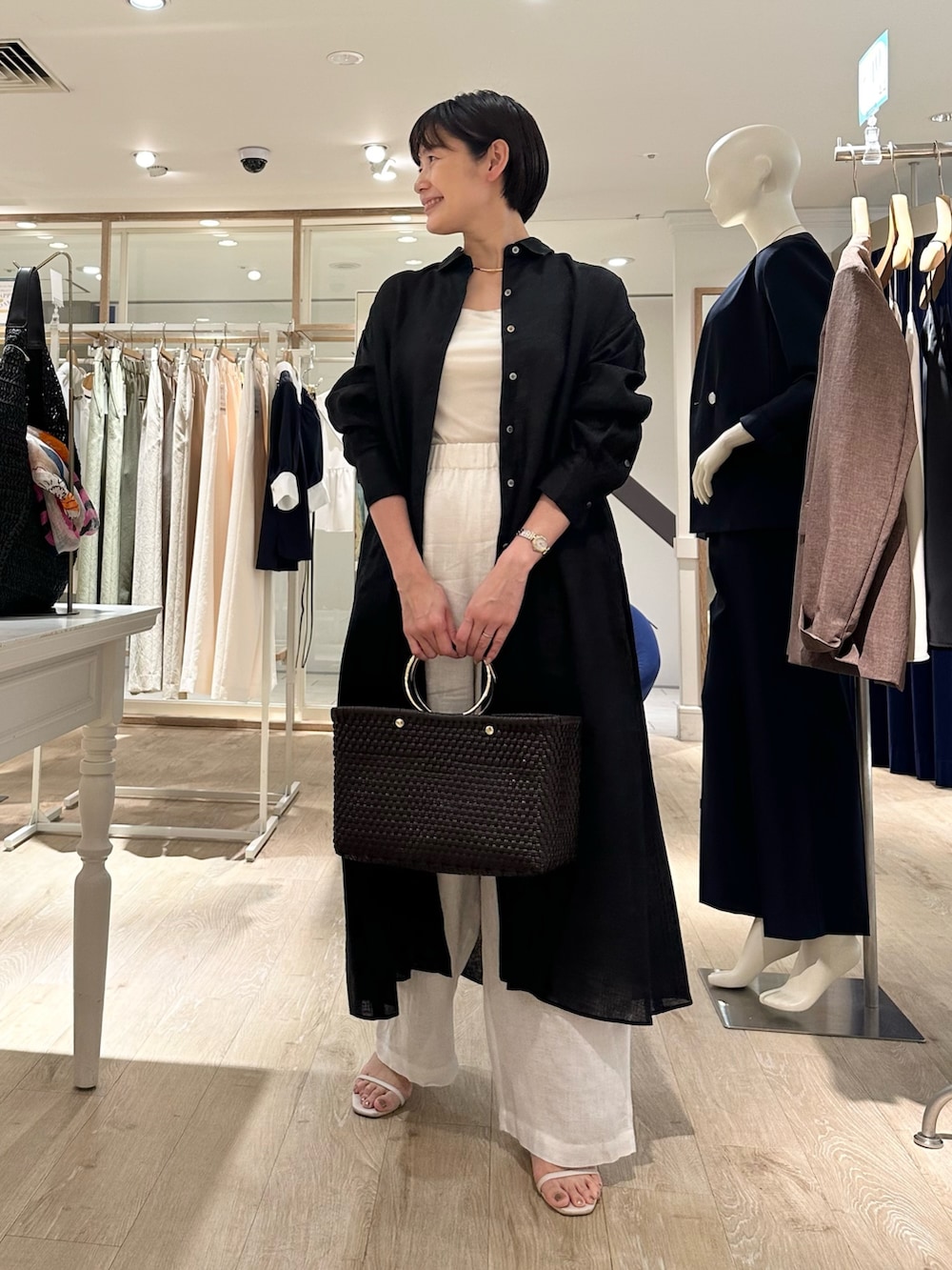 「リネン、リネンパンツ、リネンワンピース、ワンピースコーデ、ワンピーススタイル、リラックススタイル、リラックスパンツ、リラックスコーデ、リラックスワンピース、シャツはおり、はおりワンピ、夏ファッション、大人カジュアルコーデ、ラフコーデ、大人コーデ」｜「SANRAMIの【SANRAMI/サンラミ】【松葉☆別注アイテム】リングハンドルメルカドバッグ（かごバッグ、ブラウン系）」を使った、minaさん（骨格ストレート・レディース・157cm）の夏コーディネートの3枚目の写真
